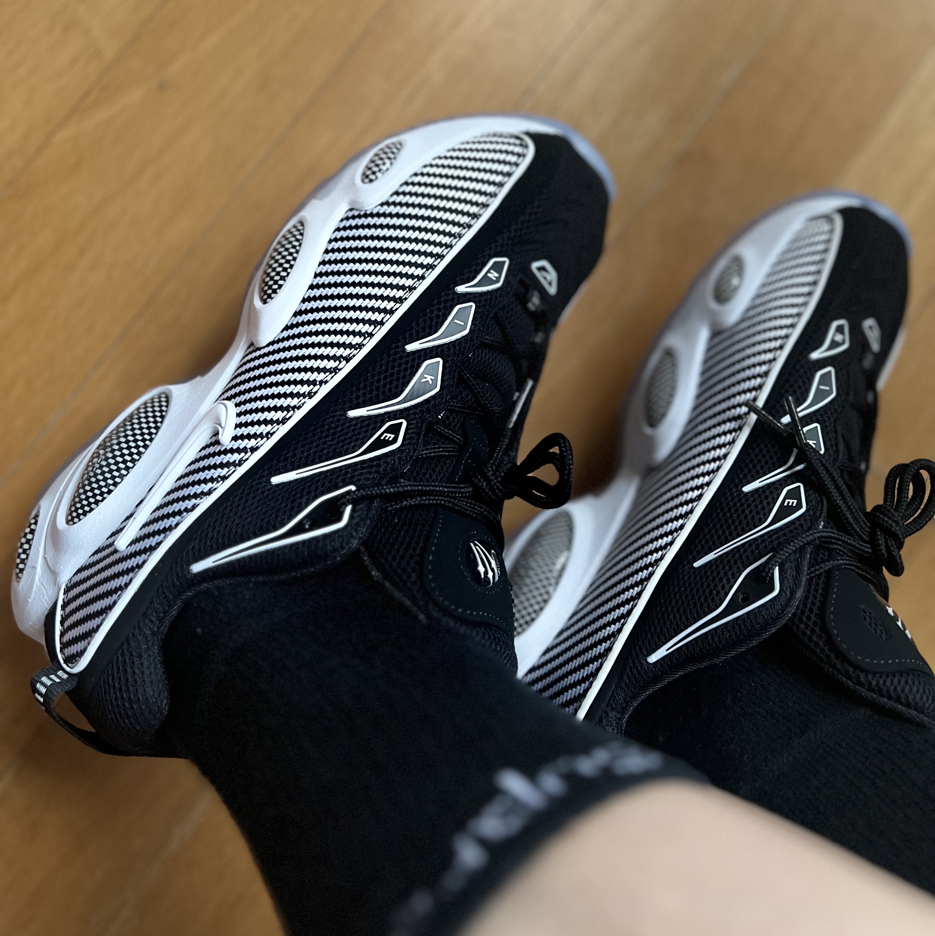 Nike x Drake Nocta Glide Black White Clear 착용 스타일 - 1