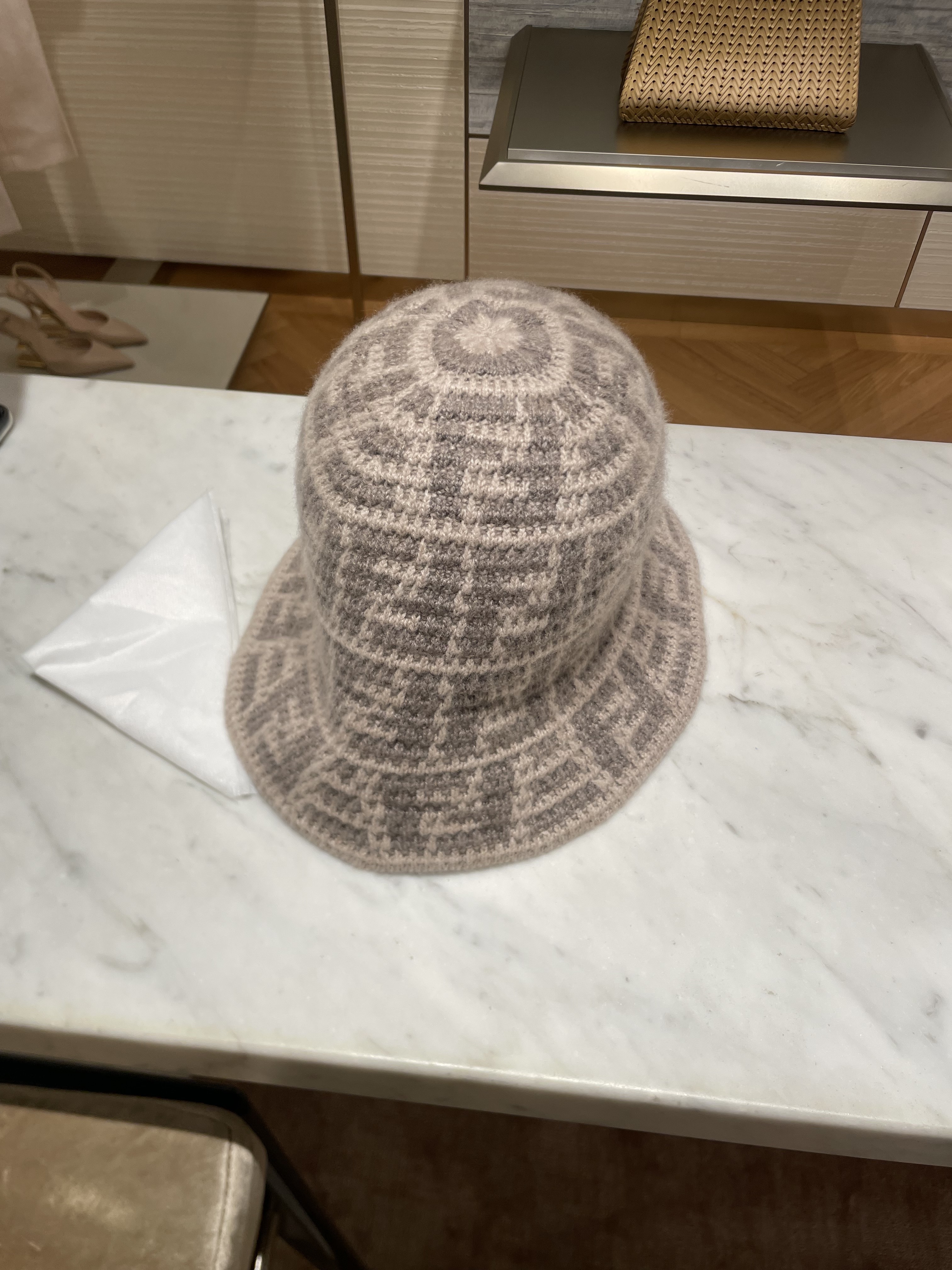 (W) Fendi FF Jacquard Cashmere Cloche Hat Grey 착용 스타일 - 1
