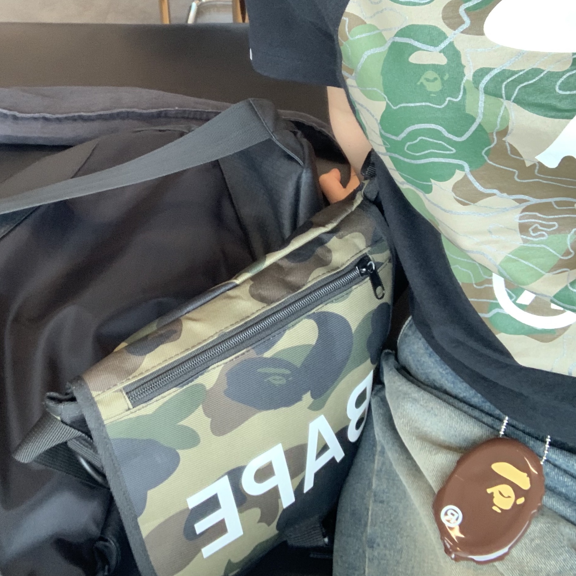 BAPE Ape Head Coin Case M Brown 착용 스타일