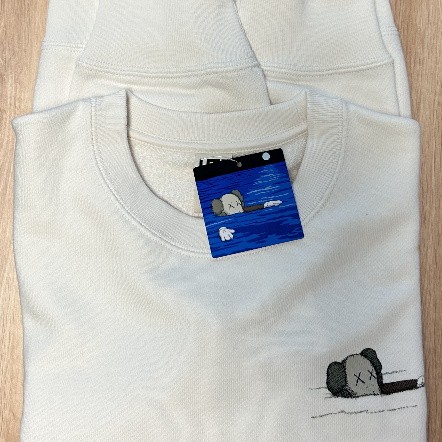 Uniqlo UT x Kaws Long Sleeve Sweatshirt Off White 착용 스타일