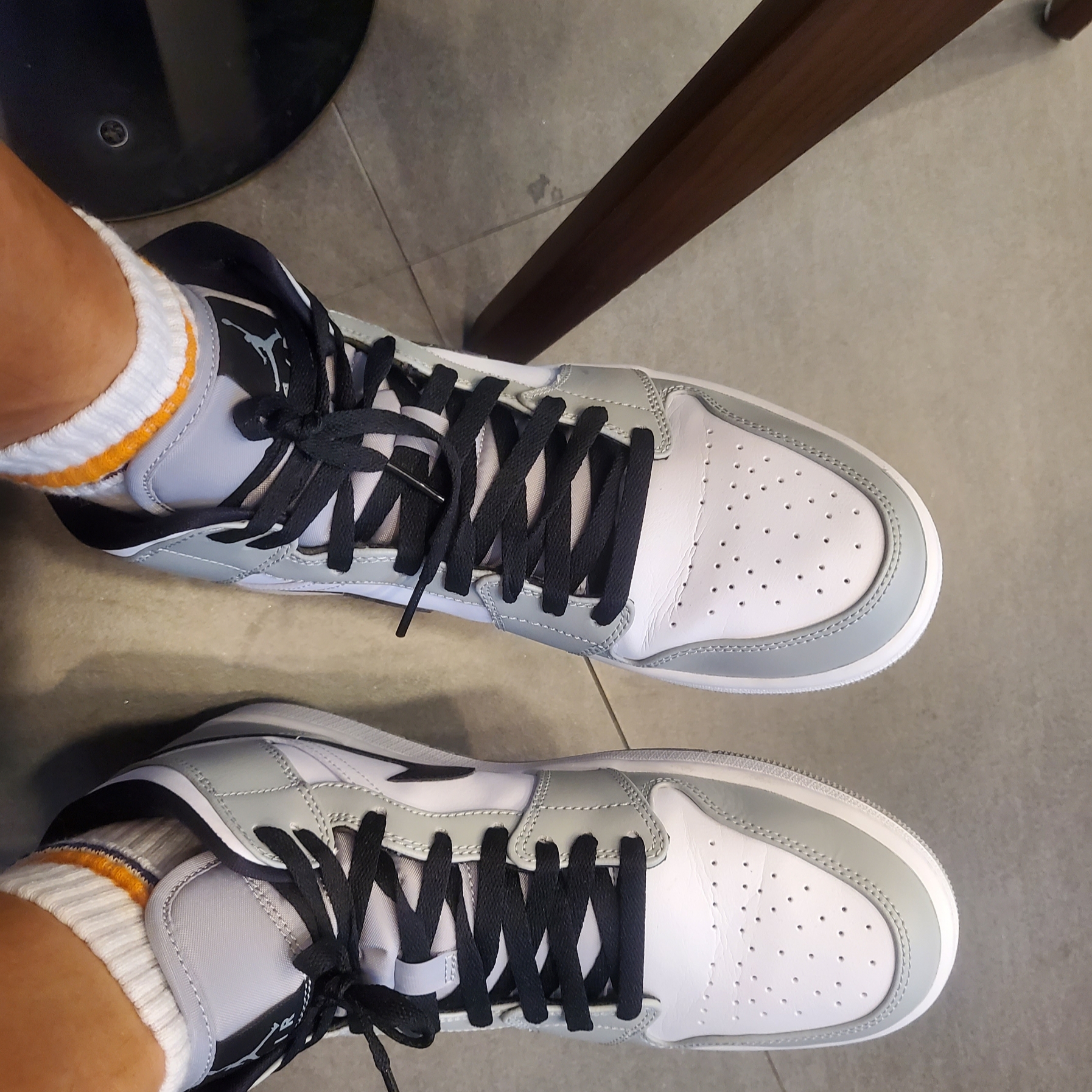 Jordan 1 Mid Light Smoke Grey 착용 스타일 - 3