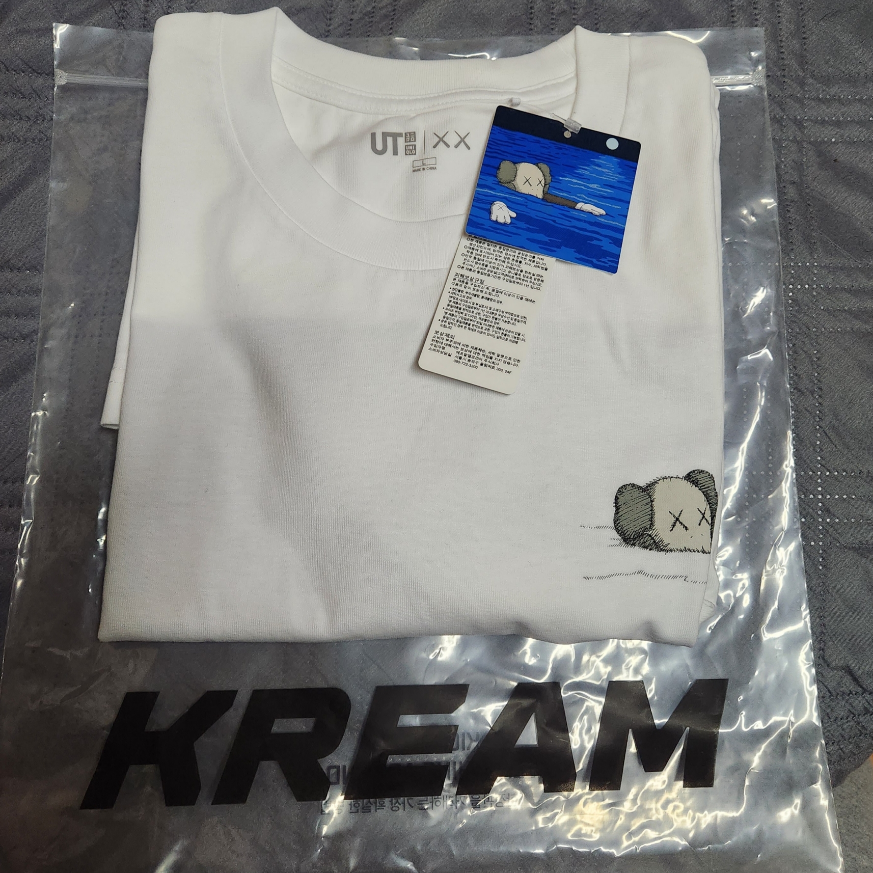 Uniqlo UT x Kaws Short Sleeve Graphic T-Shirt White 착용 스타일 - 2