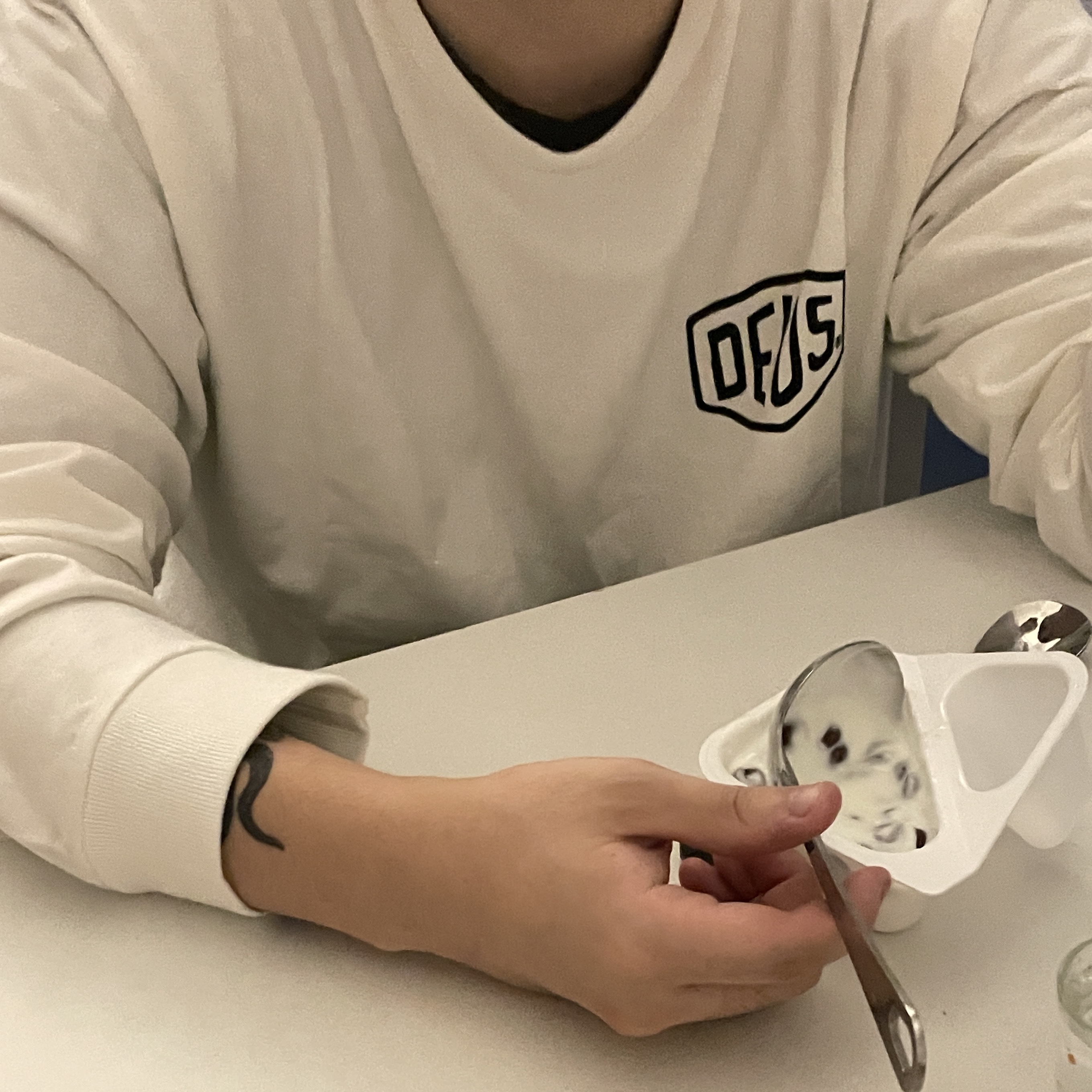 Deus Ex Machina Seoul College Long Sleeve T-Shirt White 착용 스타일 - 2