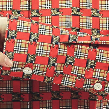 (W) Burberry Tiled Archive Print Cotton Shirt Navy 착용 스타일 - 2