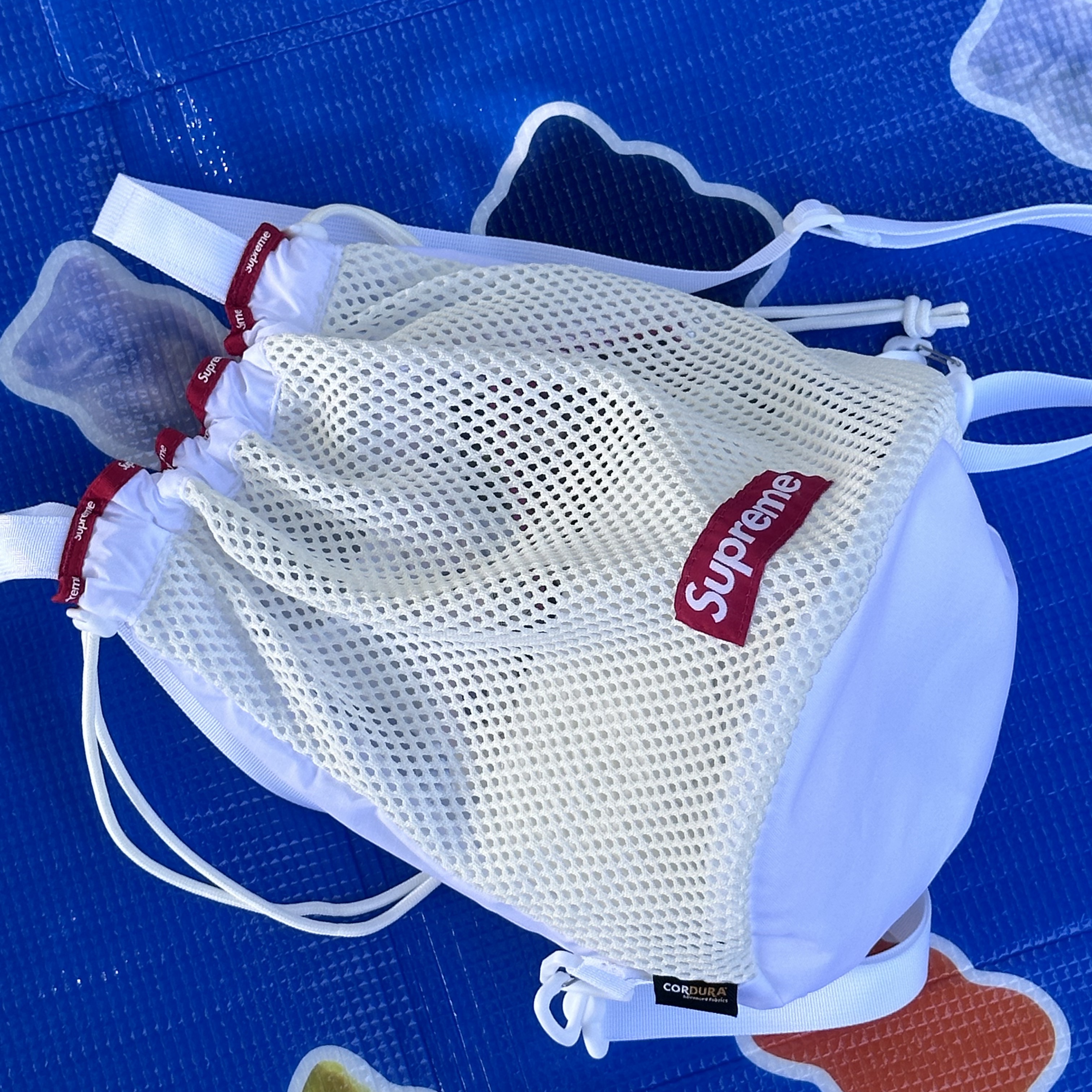 Supreme Mesh Small Backpack White - 23SS 착용 스타일 - 1
