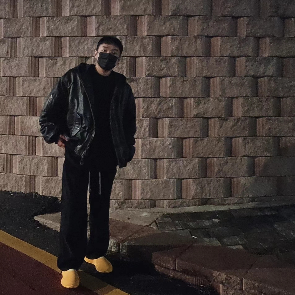 Adidas Yeezy Knit RNR Sulfur, Undermycar Mu.05 Anti Fxxking Logo Play Oversized T-Shirts Black 착용 스타일 - 1