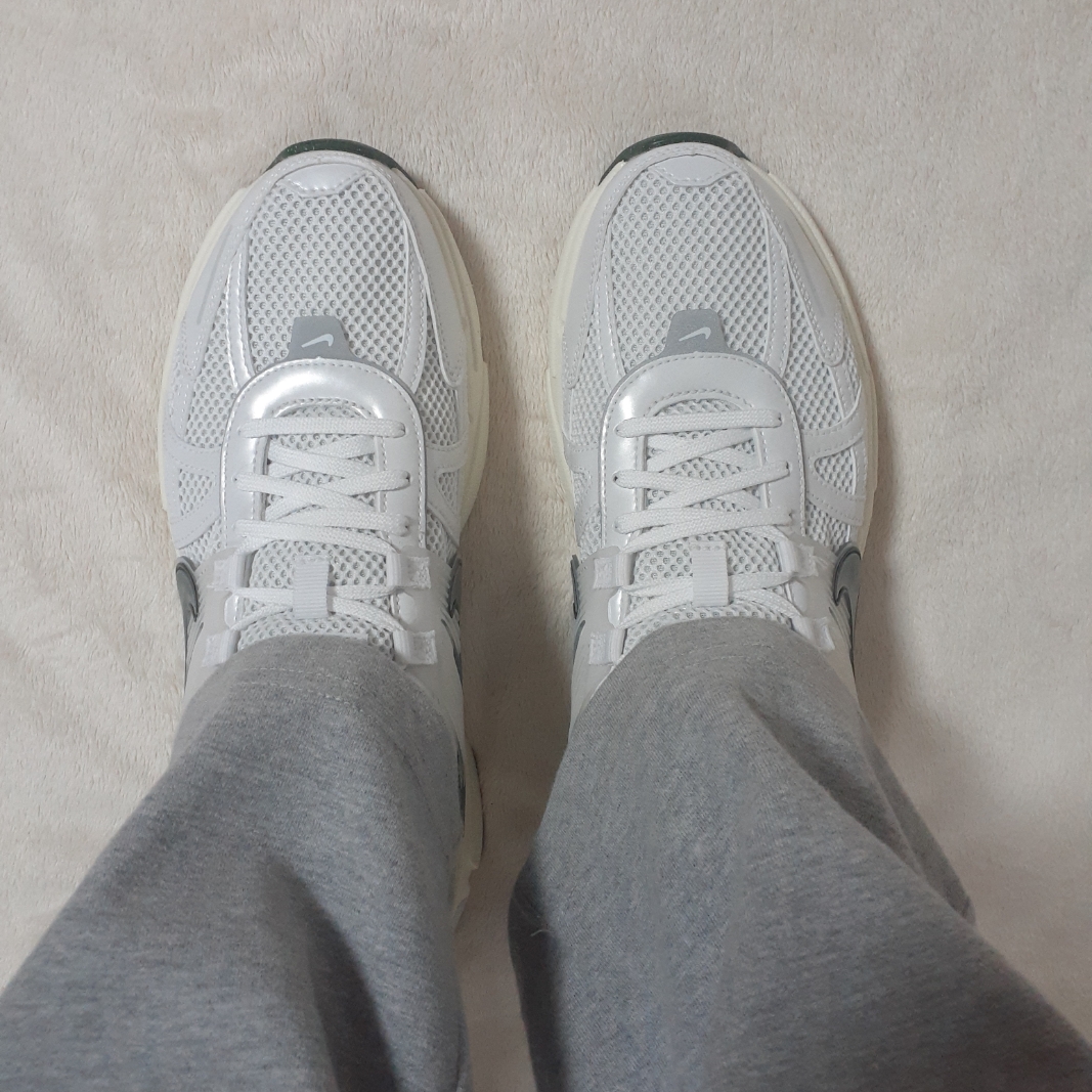 Nike V2K Run White Fir 착용 스타일 - 1