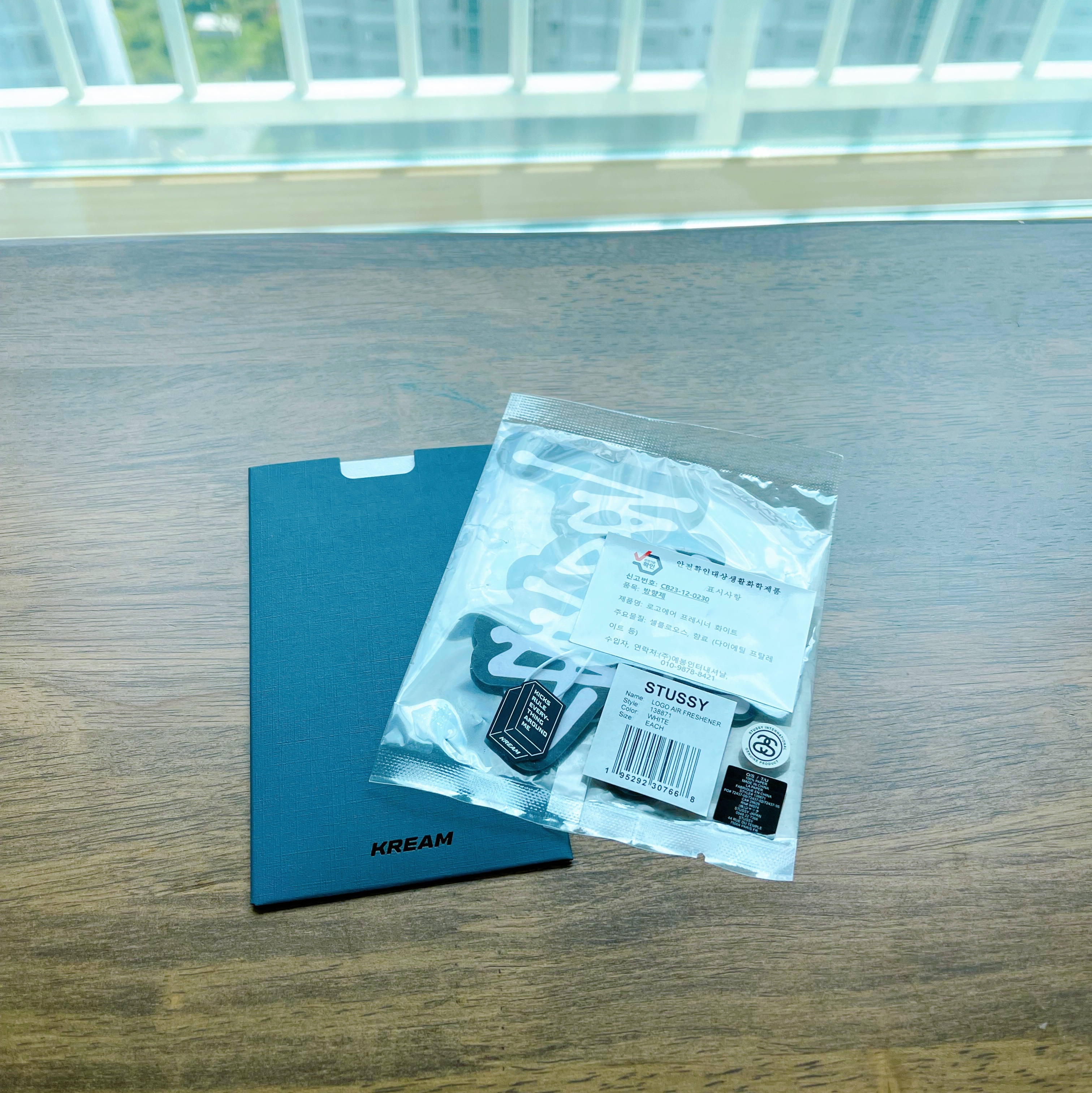 Stussy Logo Air Freshener White (Green Tea Scent) 착용 스타일 - 1