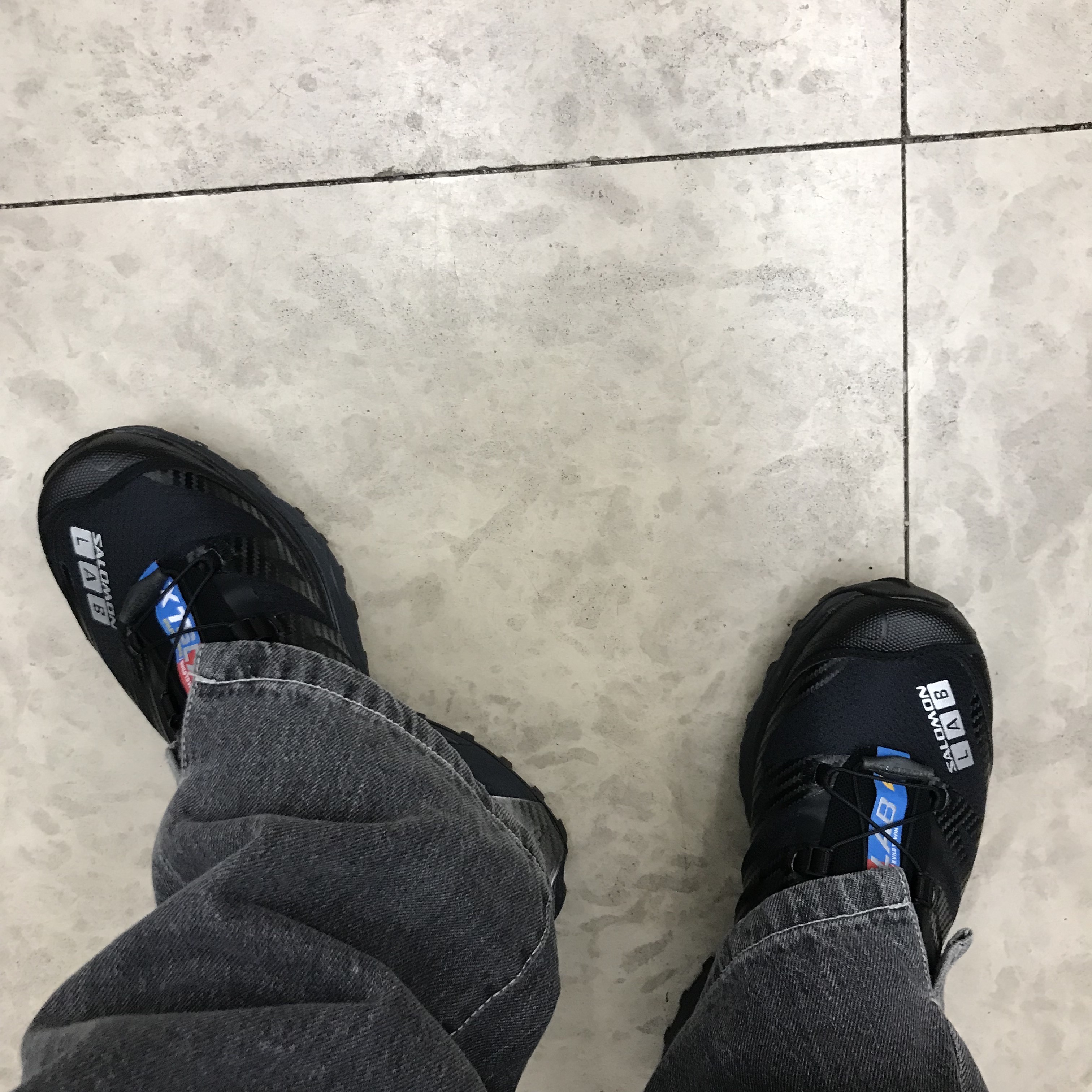 Salomon XT-4 Black Silver Metallic 착용 스타일