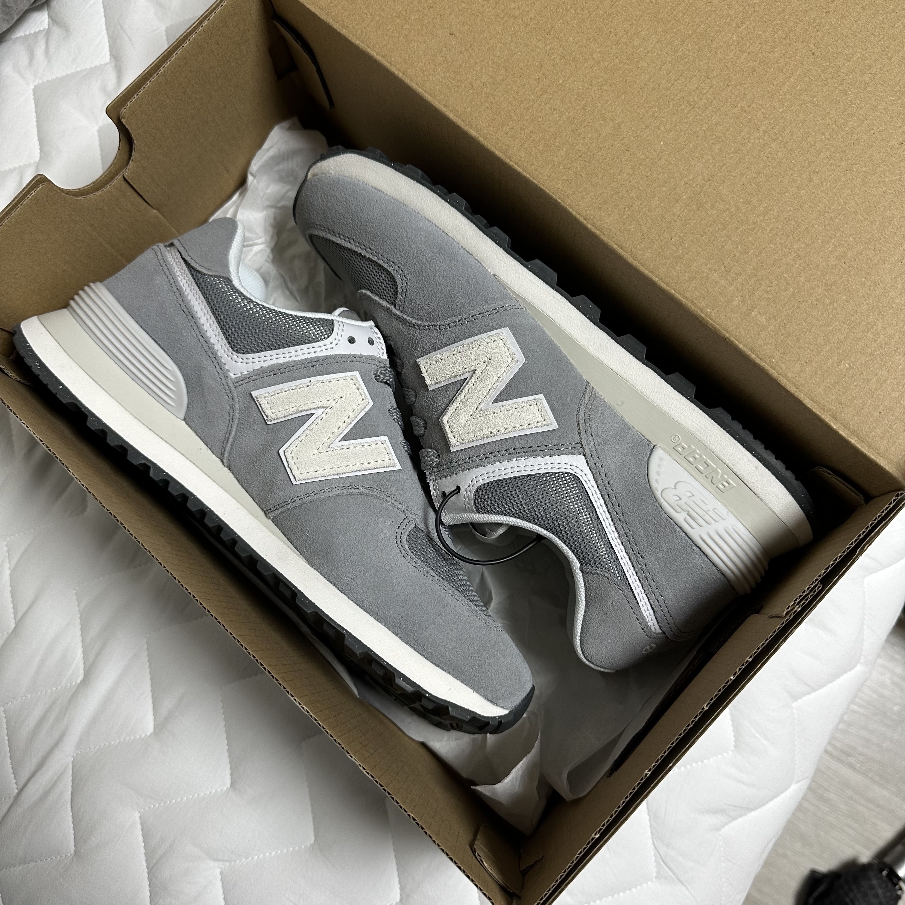 New Balance 574 Classics Reimagined Gray 착용 스타일 - 1