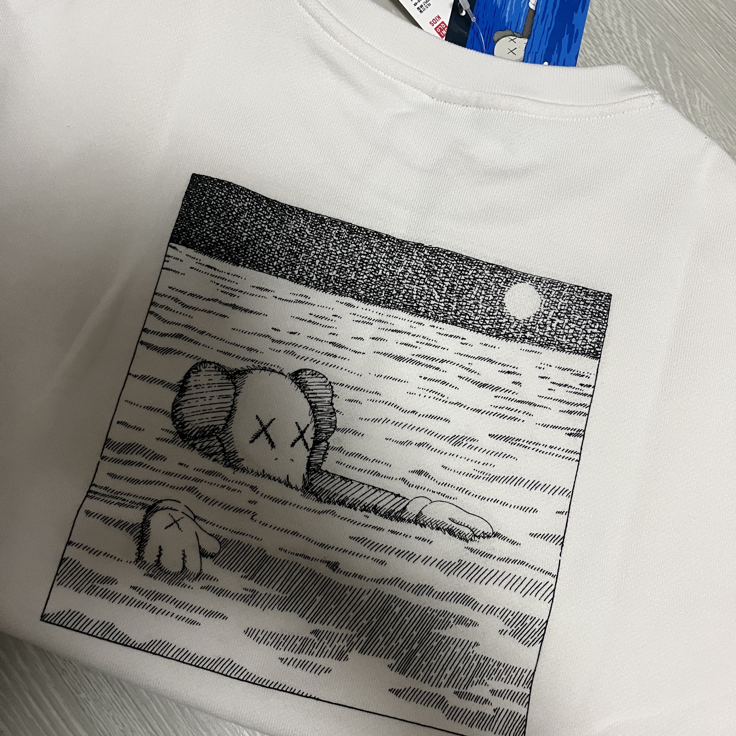 Uniqlo UT x Kaws Long Sleeve Sweatshirt Off White 착용 스타일
