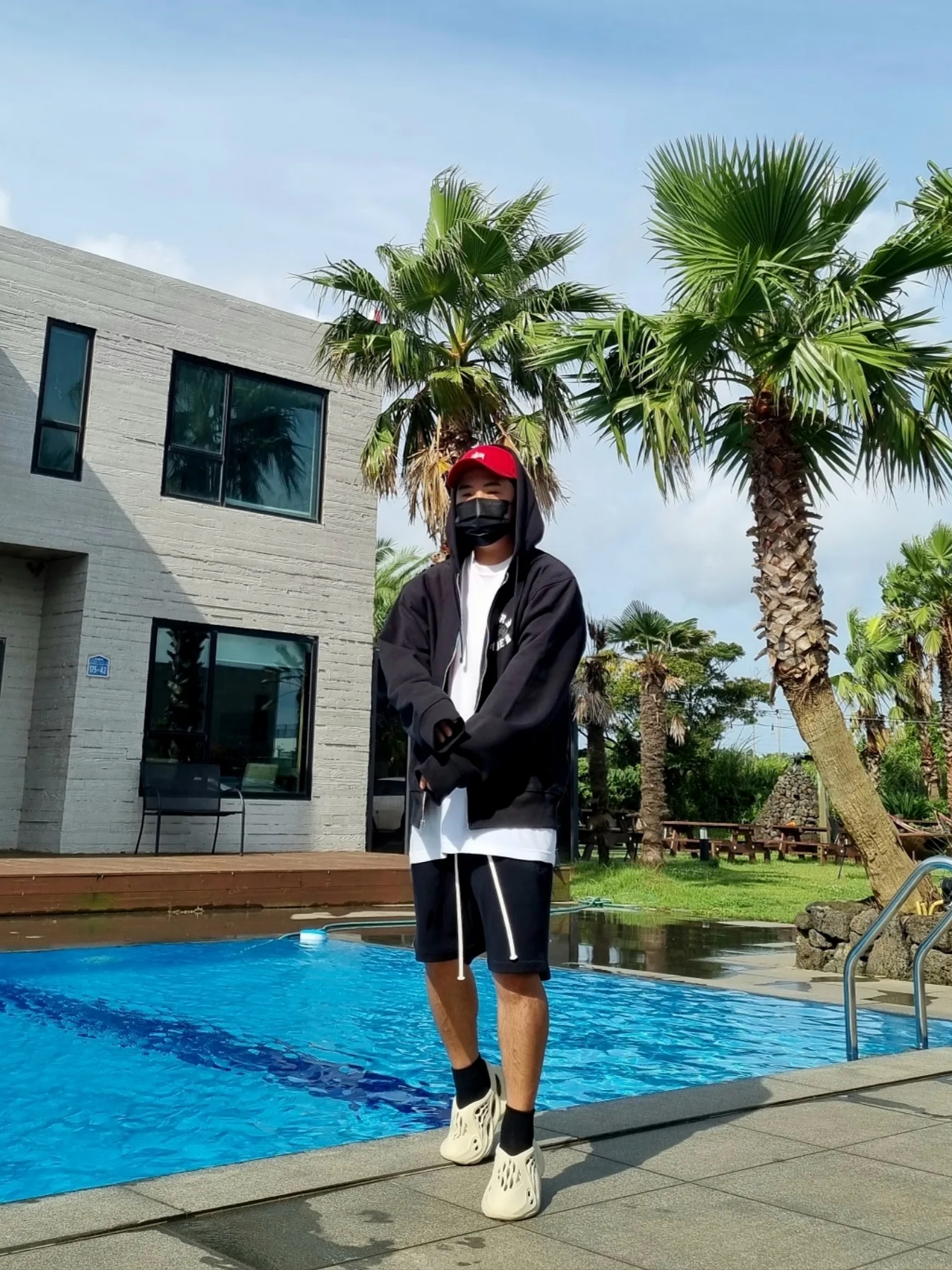 Stussy x Born X Raised Logo Zip Hoodie Black, Adidas Yeezy Foam RNNR Sand 착용 스타일