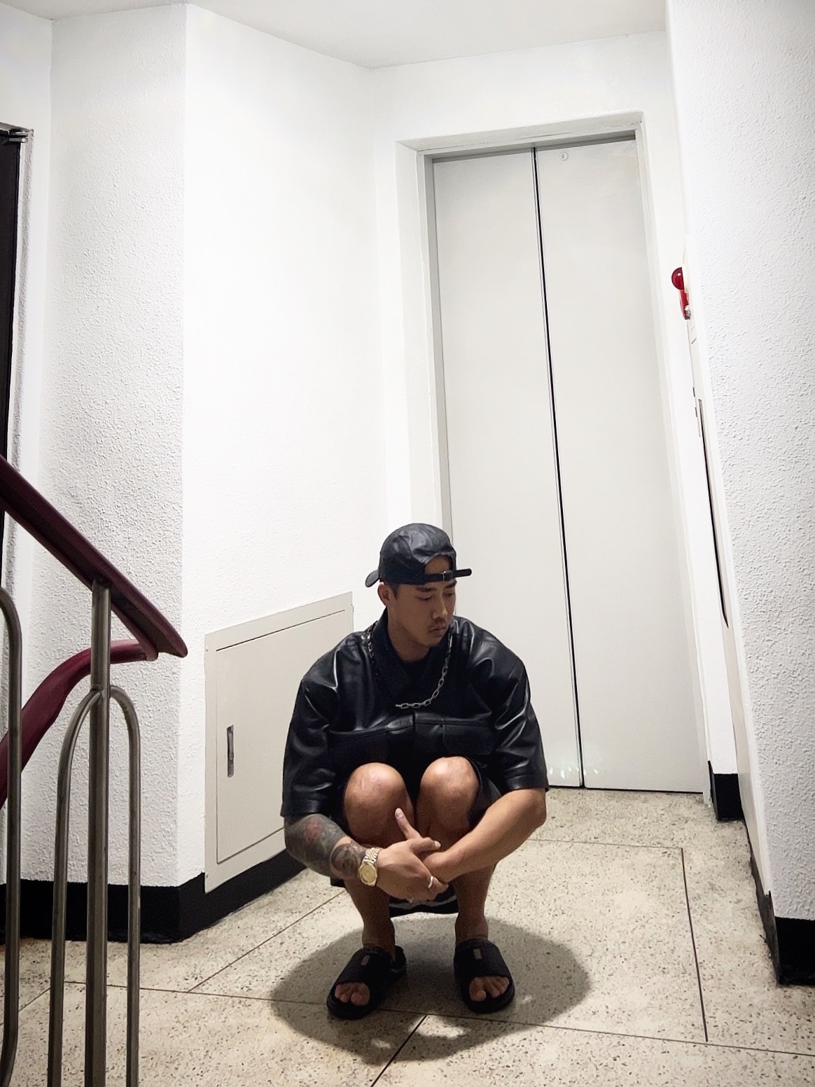 Supreme Leather Camp Cap Black - 21SS, Supreme Leather S/S Work Shirt Black - 23FW 착용 스타일 - 1