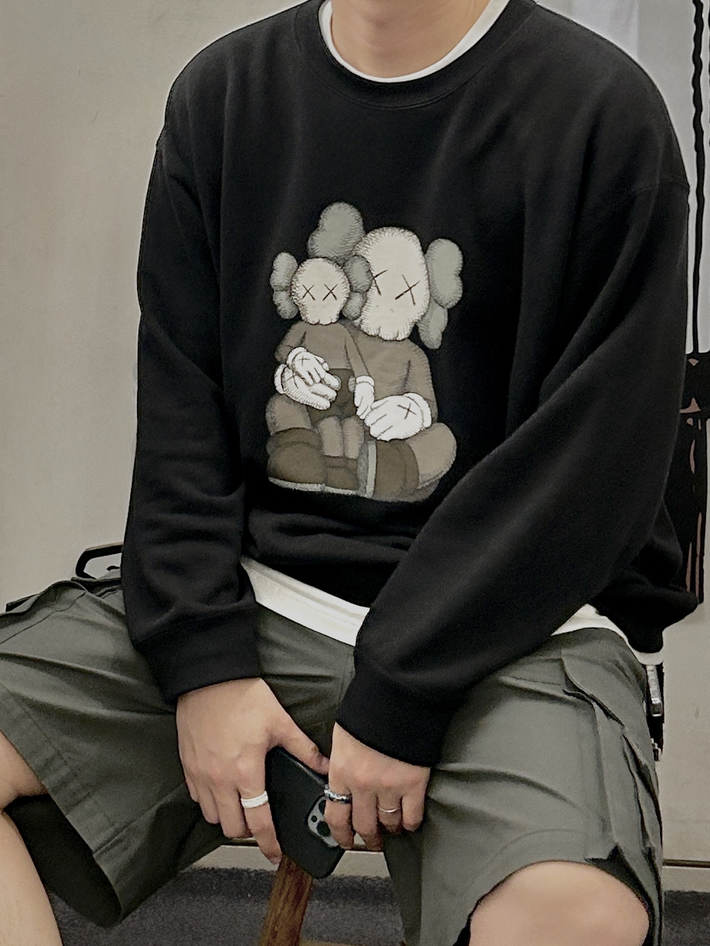 Uniqlo UT x Kaws Long Sleeve Sweatshirt Black 착용 스타일 - 1
