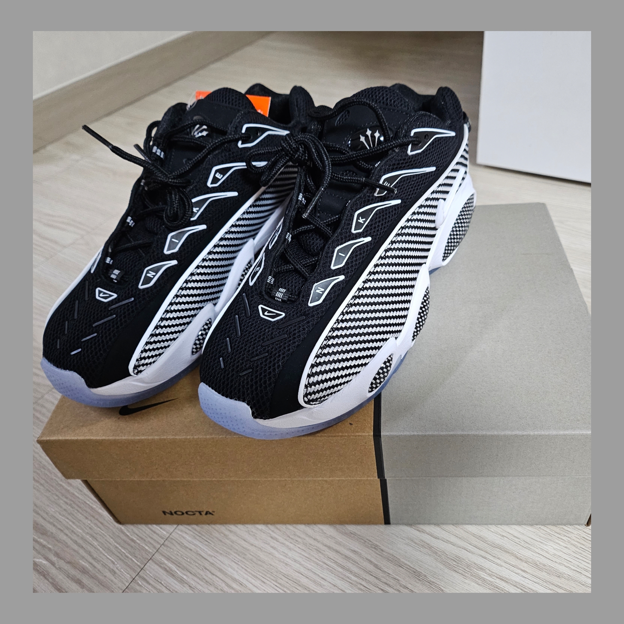 Nike x Drake Nocta Glide Black White Clear 착용 스타일 - 2