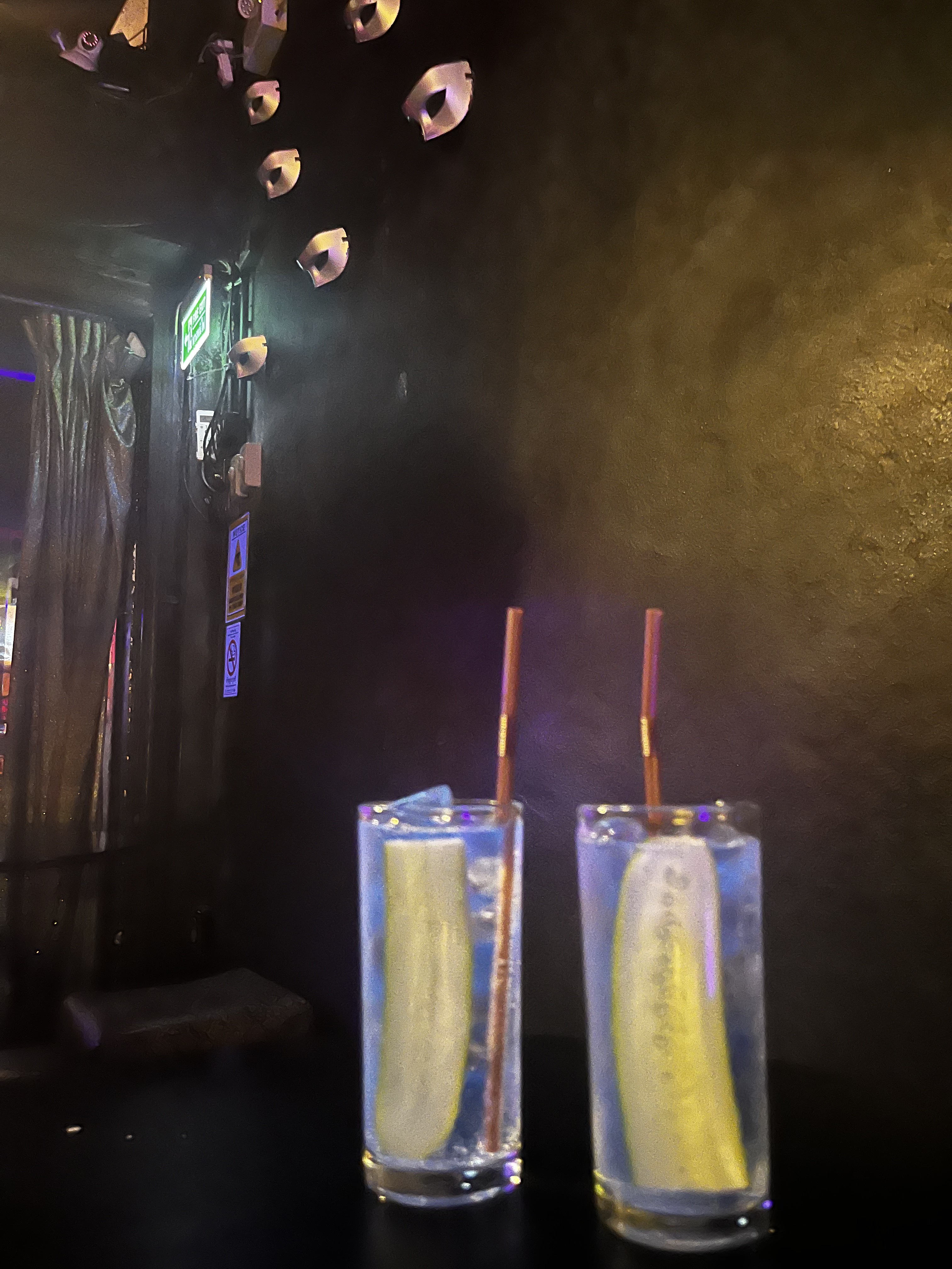 Adidas Yeezy Slide Ochre, Gentle Monster Lang 01 Black 착용 스타일 - 2