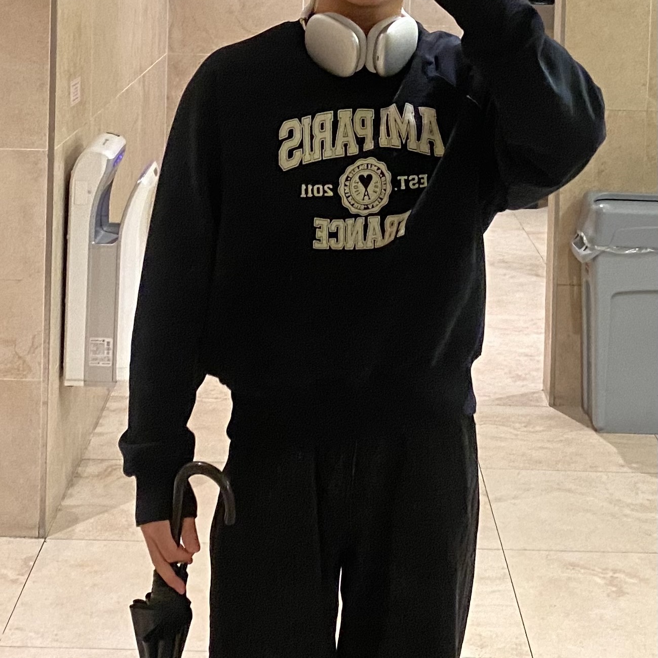 AMI Paris France Sweatshirt Black 착용 스타일