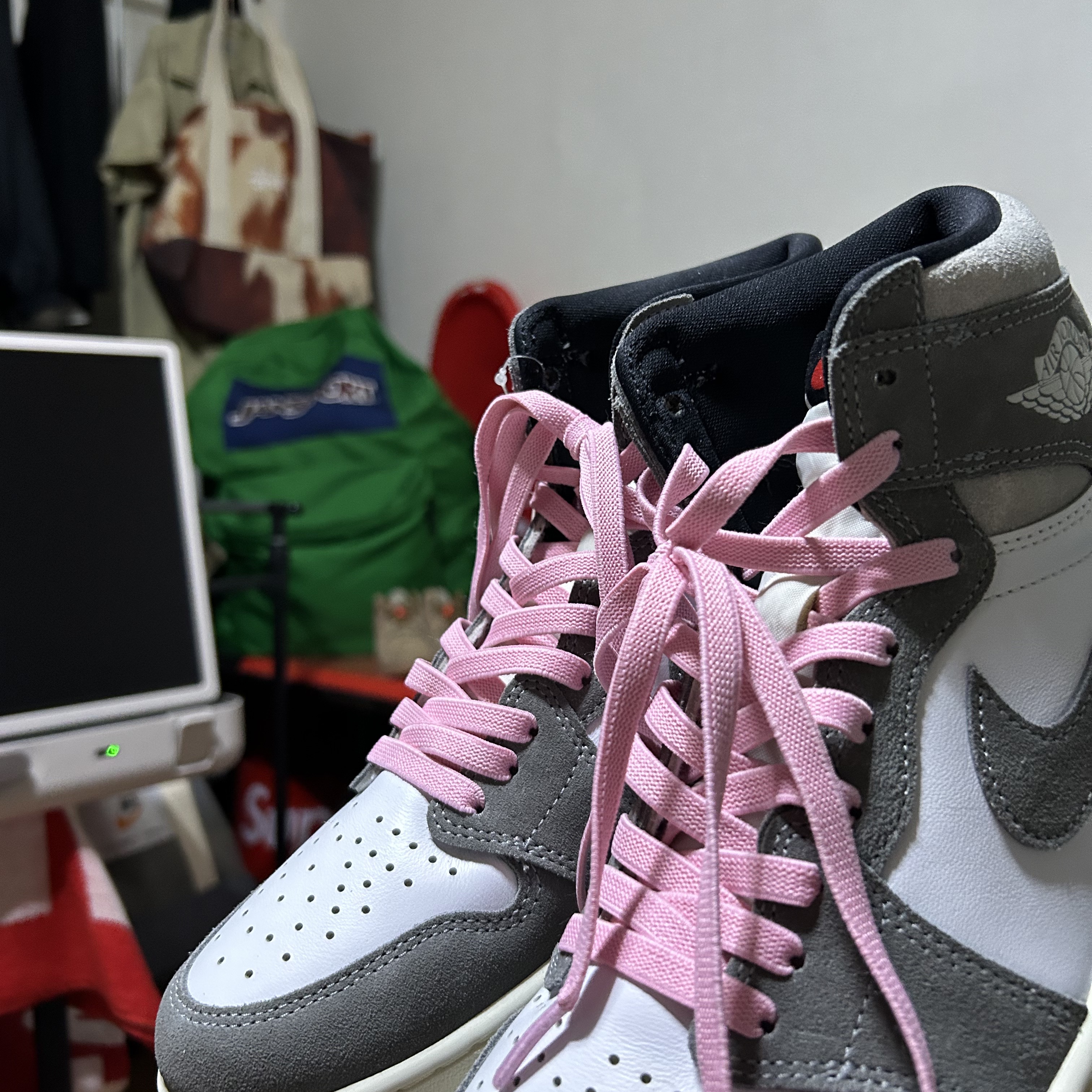 Jordan 1 Retro High OG Black and Smoke Grey 착용 스타일 - 3