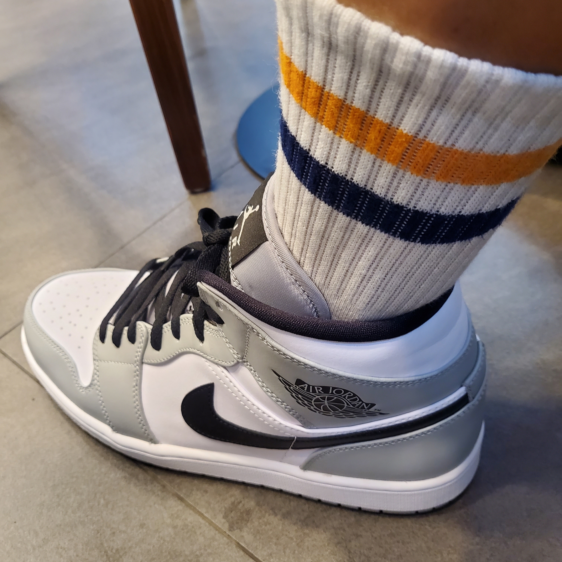 Jordan 1 Mid Light Smoke Grey 착용 스타일 - 2