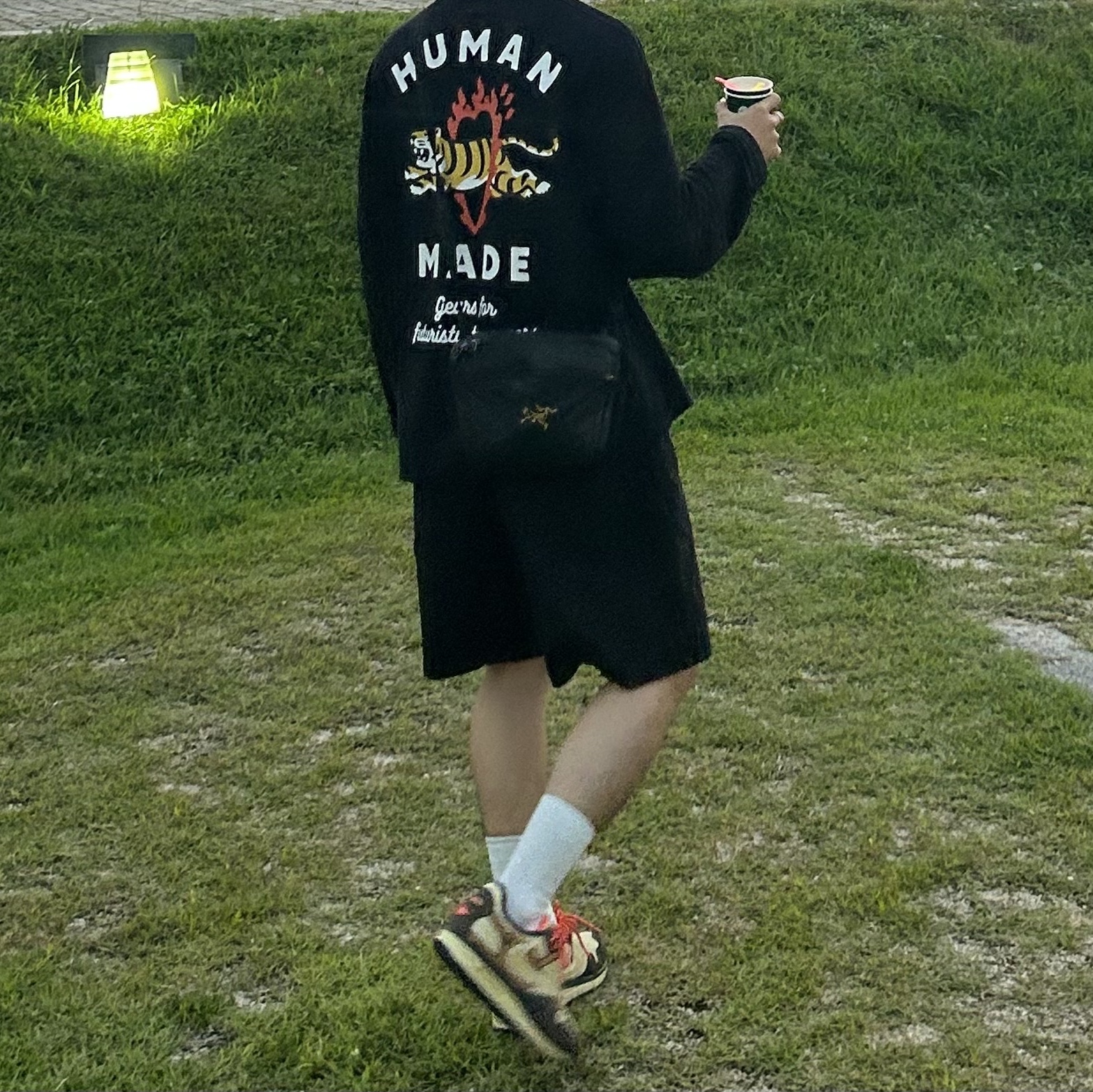 Nike x Travis Scott Air Max 1 Cact.us Brown, Human Made Graphic L/S T-Shirt #3 Black 착용 스타일 - 4