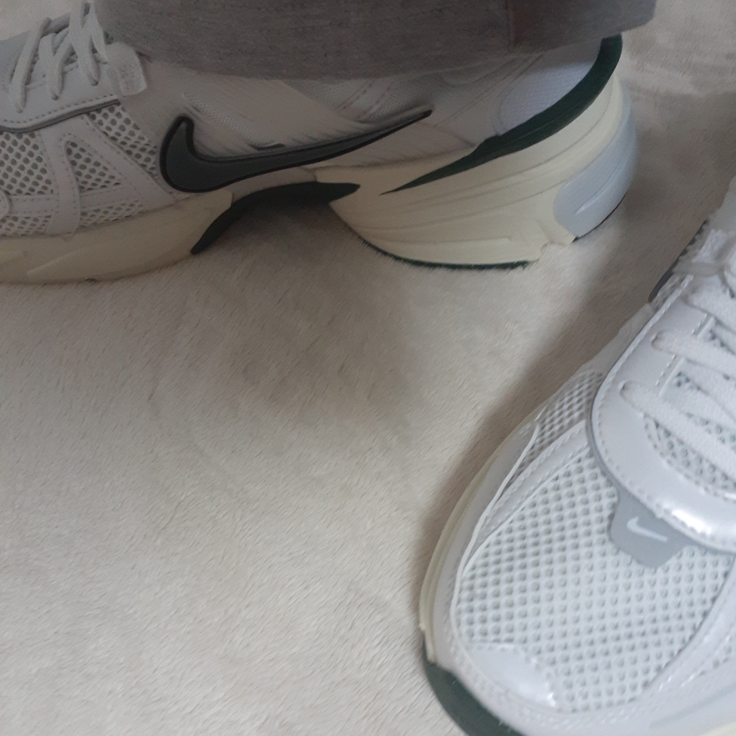 Nike V2K Run White Fir 착용 스타일 - 2