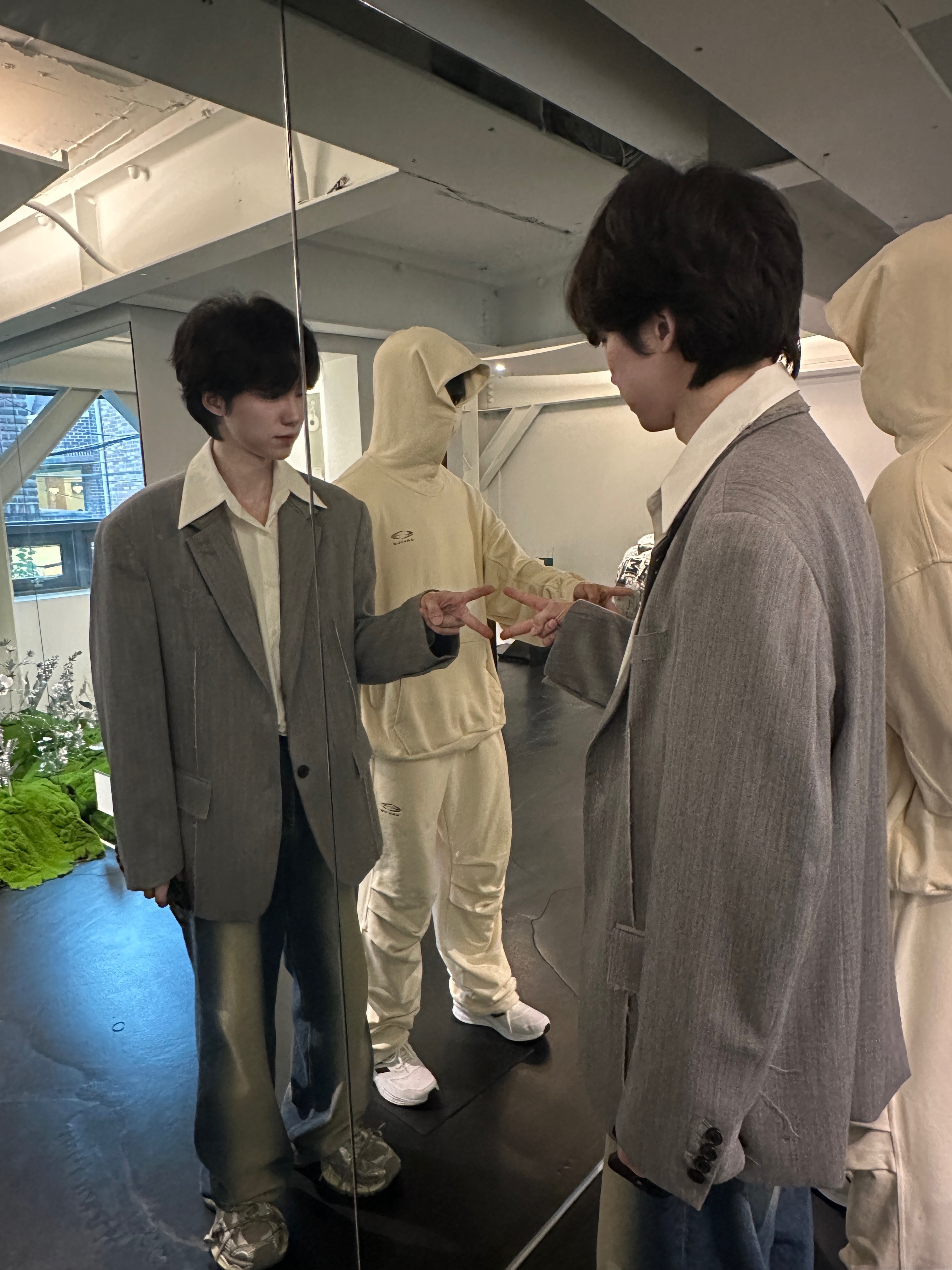 Balenciaga 3XL Sneakers Light Beige 착용 스타일 - 2