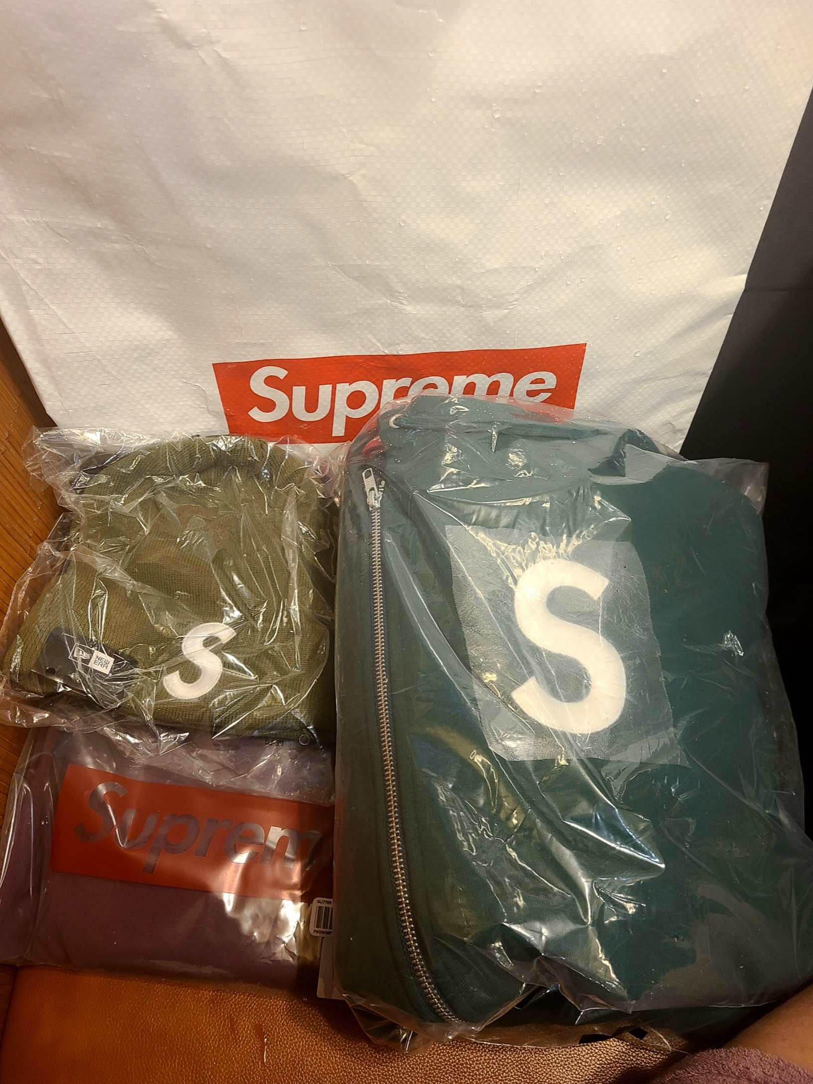 Supreme S Logo Zip Up Hooded Sweatshirt Dark Green - 23FW, Supreme New Era S Logo Beanie Olive - 23FW 착용 스타일 - 4