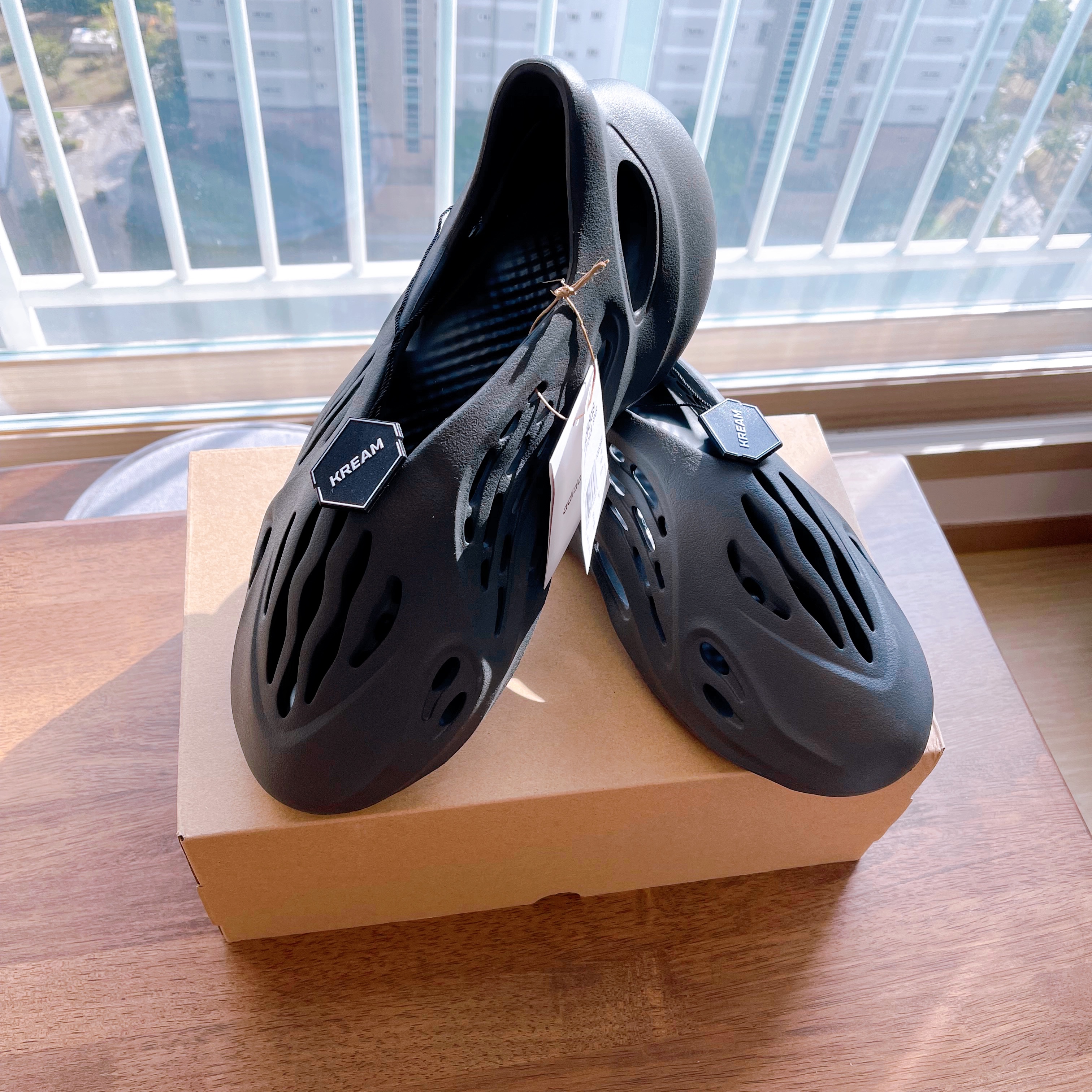 Adidas Yeezy Foam RNNR Carbon 착용 스타일