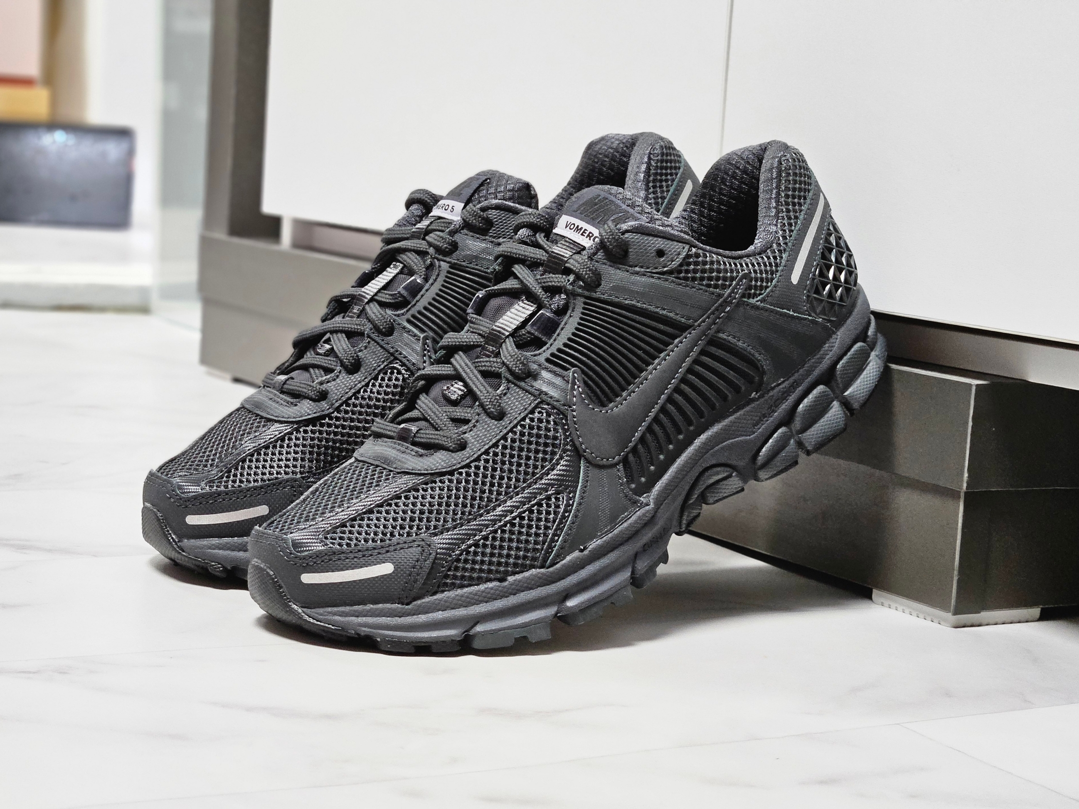 Nike Zoom Vomero 5 SP Anthracite 2023 착용 스타일 - 1