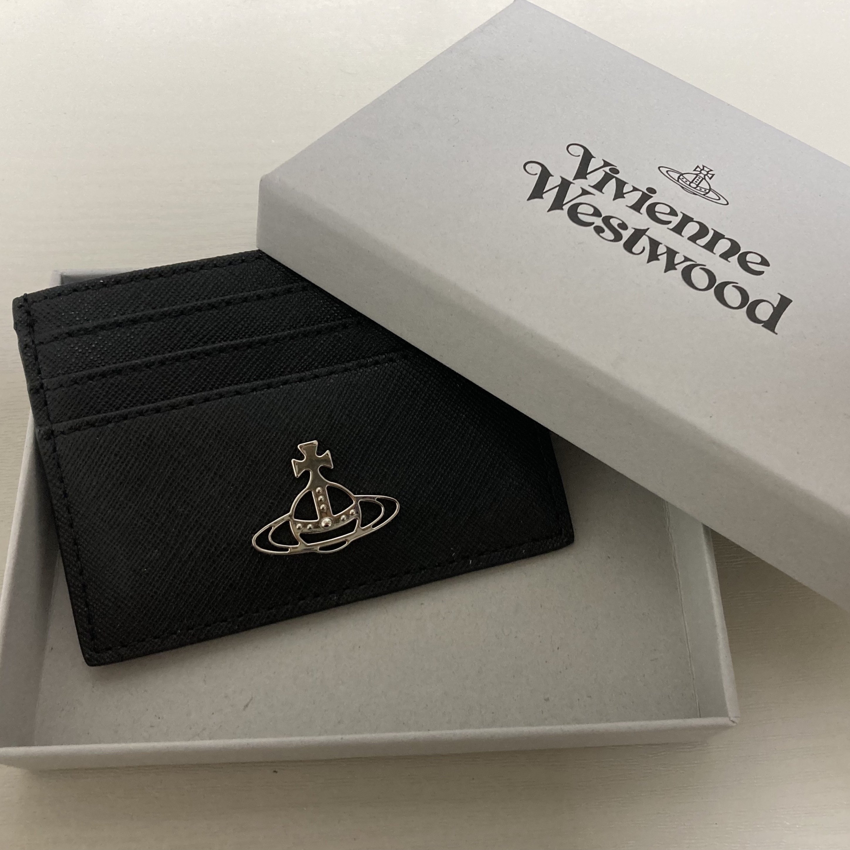 Vivienne Westwood Logo Card Holder Black 착용 스타일