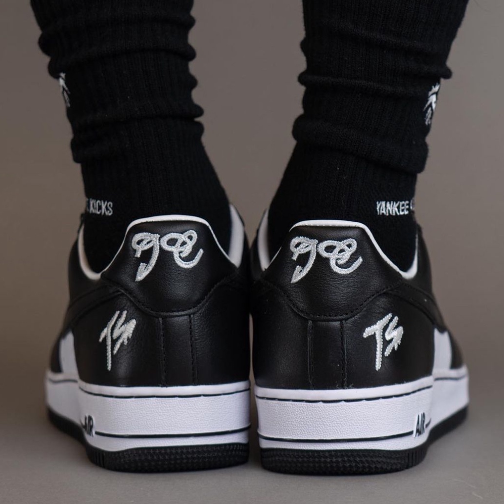 Nike x Terror Squad Air Force 1 Low QS Blackout 착용 스타일 - 4