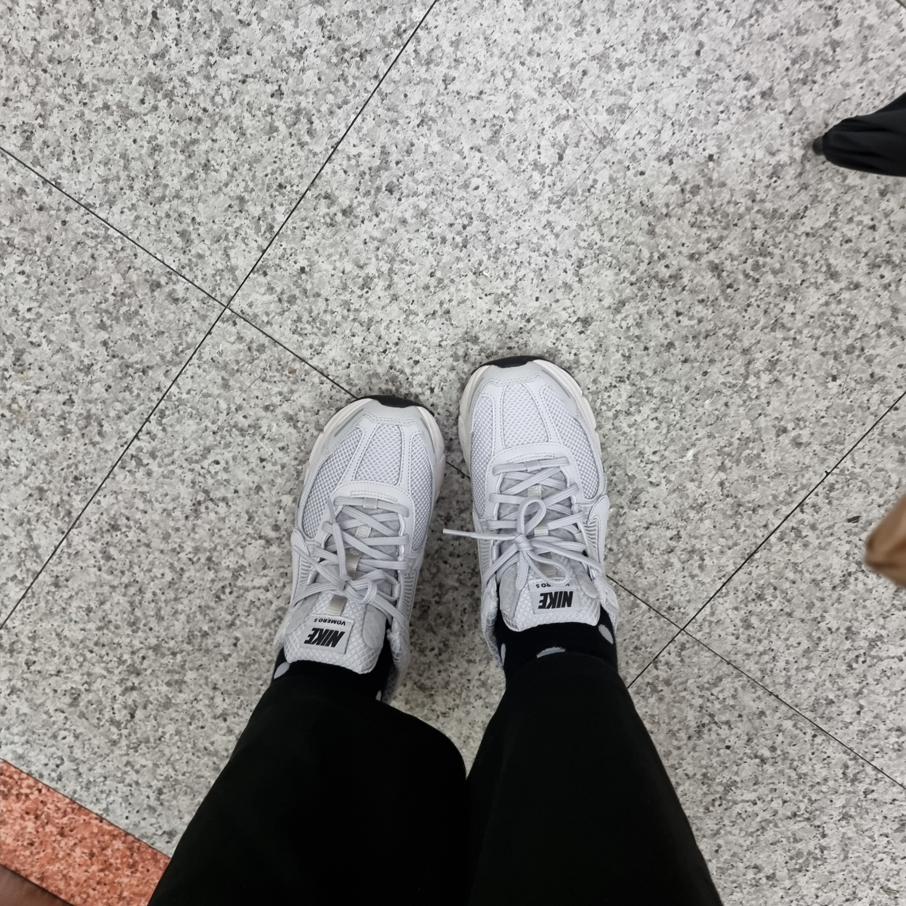 Nike Zoom Vomero 5 SP Vast Grey 2023 착용 스타일 - 1