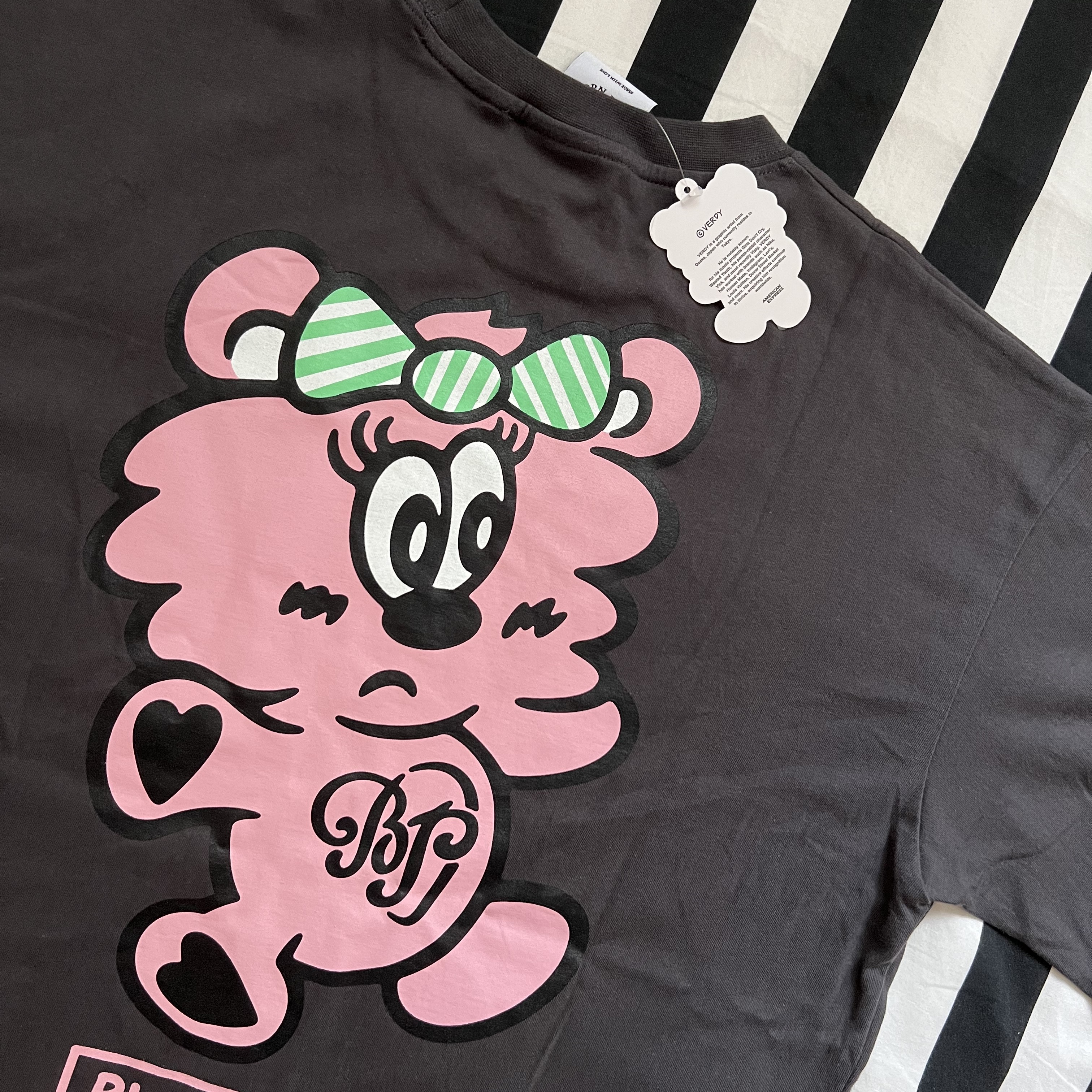 Verdy x Blackpink Plush T-Shirt Black 착용 스타일 - 1