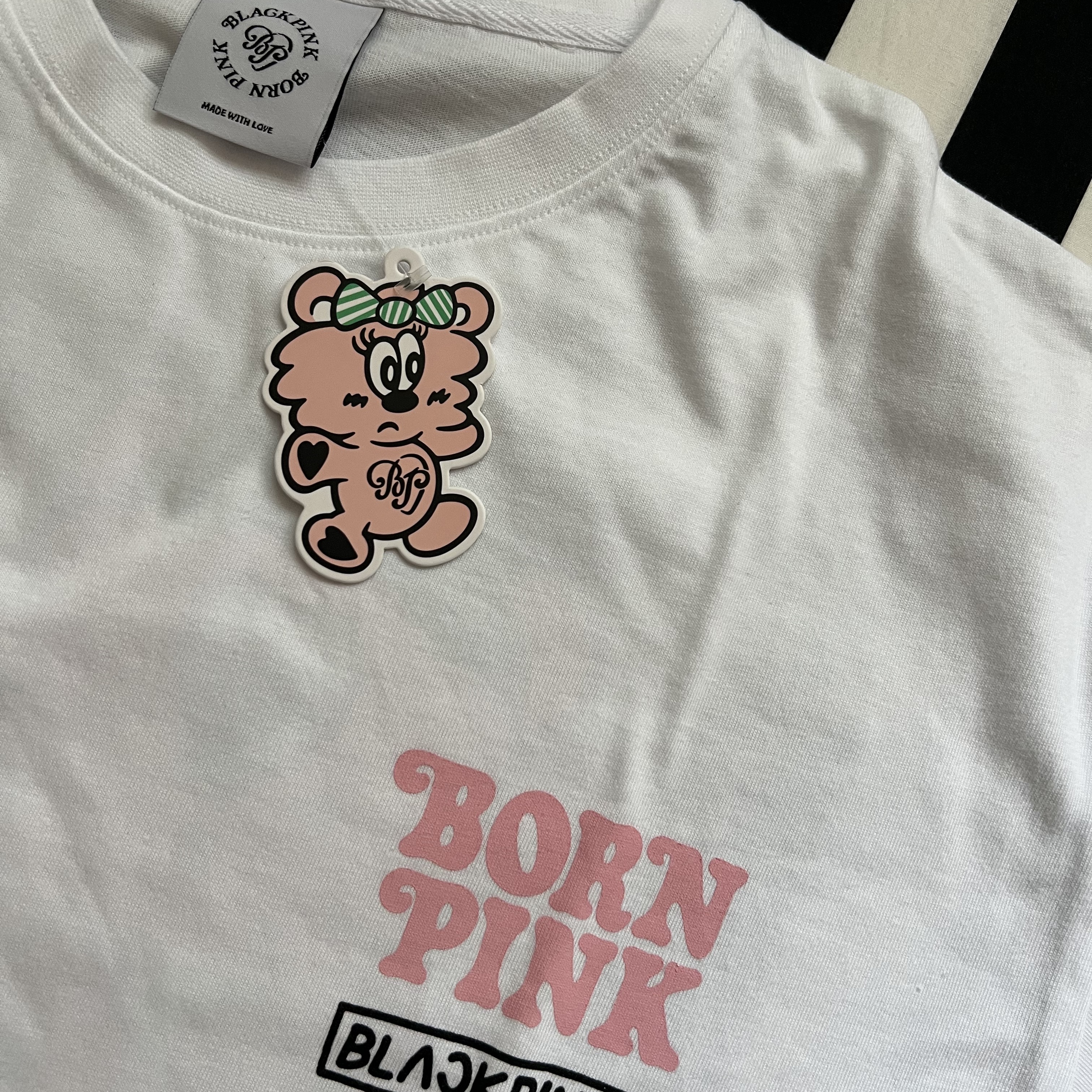 Verdy x Blackpink Vick T-Shirt White 착용 스타일 - 2