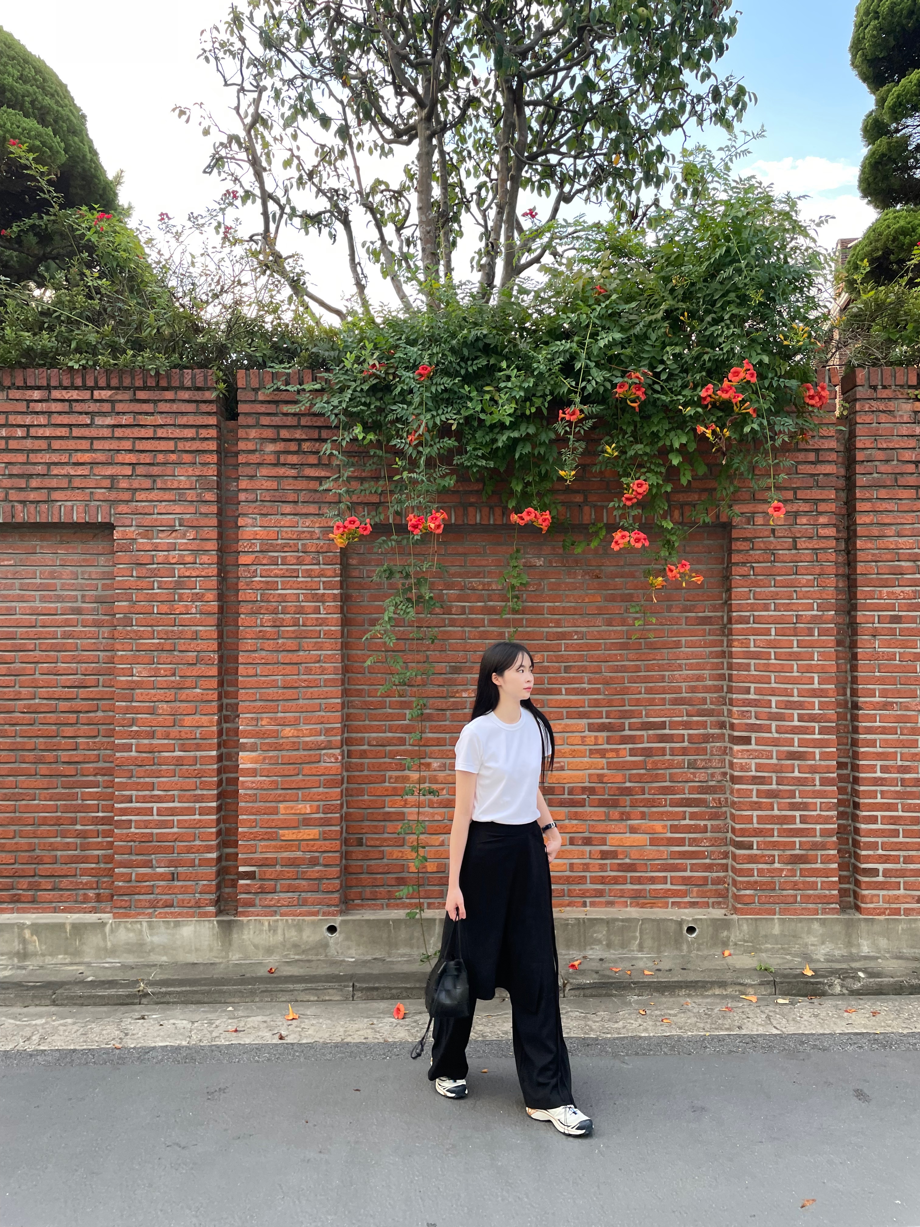 Bottega Veneta Small Leather Cassette Bucket Bag Black, Salomon XT-6 Lunar Rock Dark Sapphire 착용 스타일 - 3