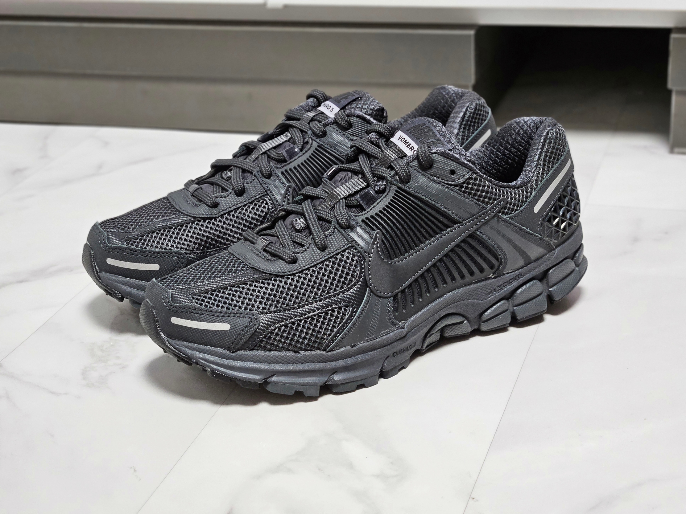 Nike Zoom Vomero 5 SP Anthracite 2023 착용 스타일 - 3