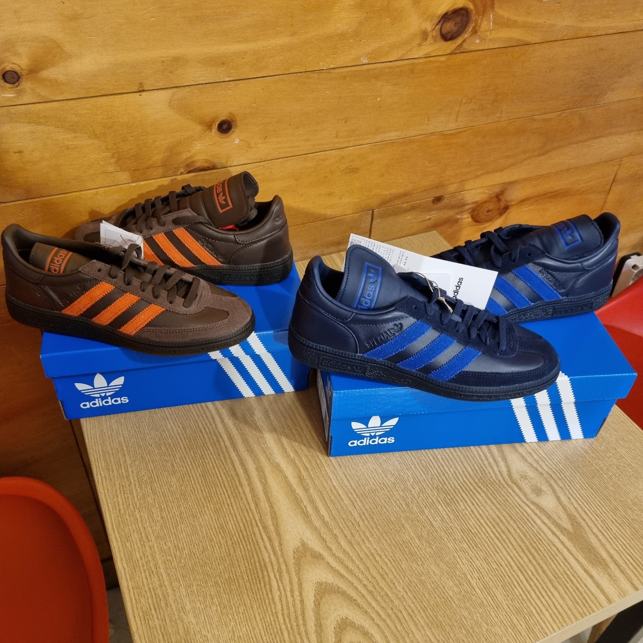 Adidas Spezial Handball Brown Collegiate Orange, Adidas Spezial Handball Night Indigo Power Blue 착용 스타일