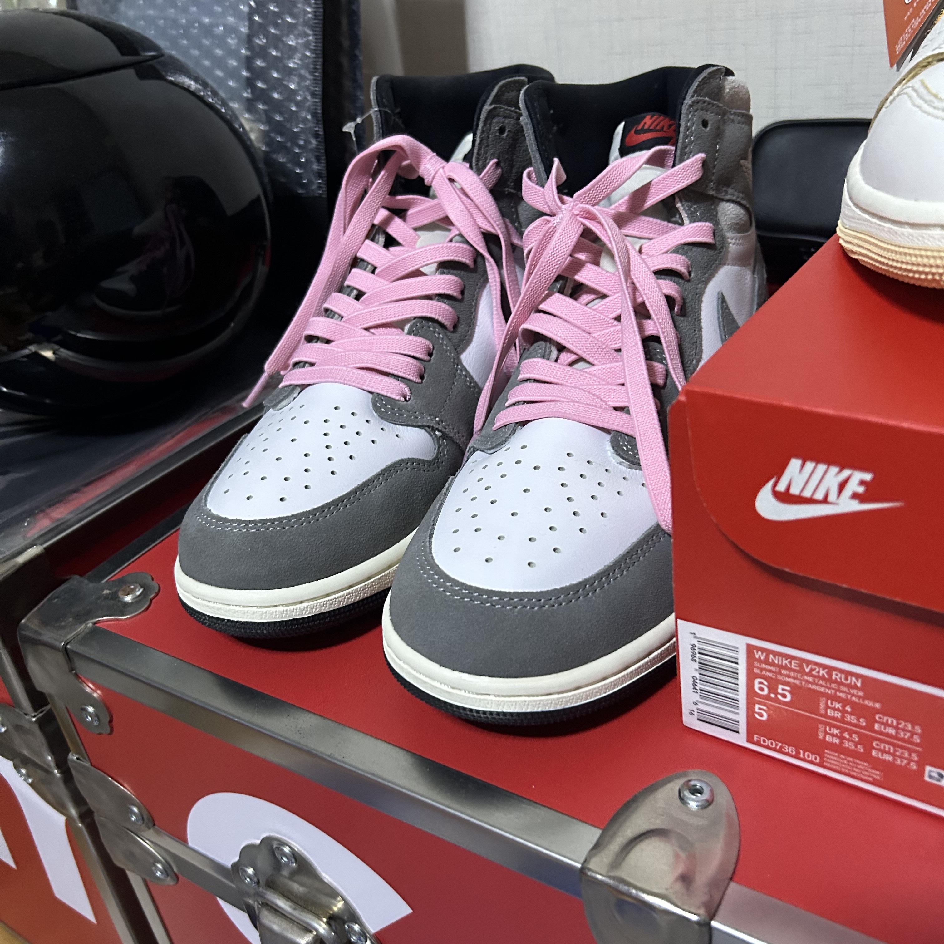 Jordan 1 Retro High OG Black and Smoke Grey 착용 스타일 - 2