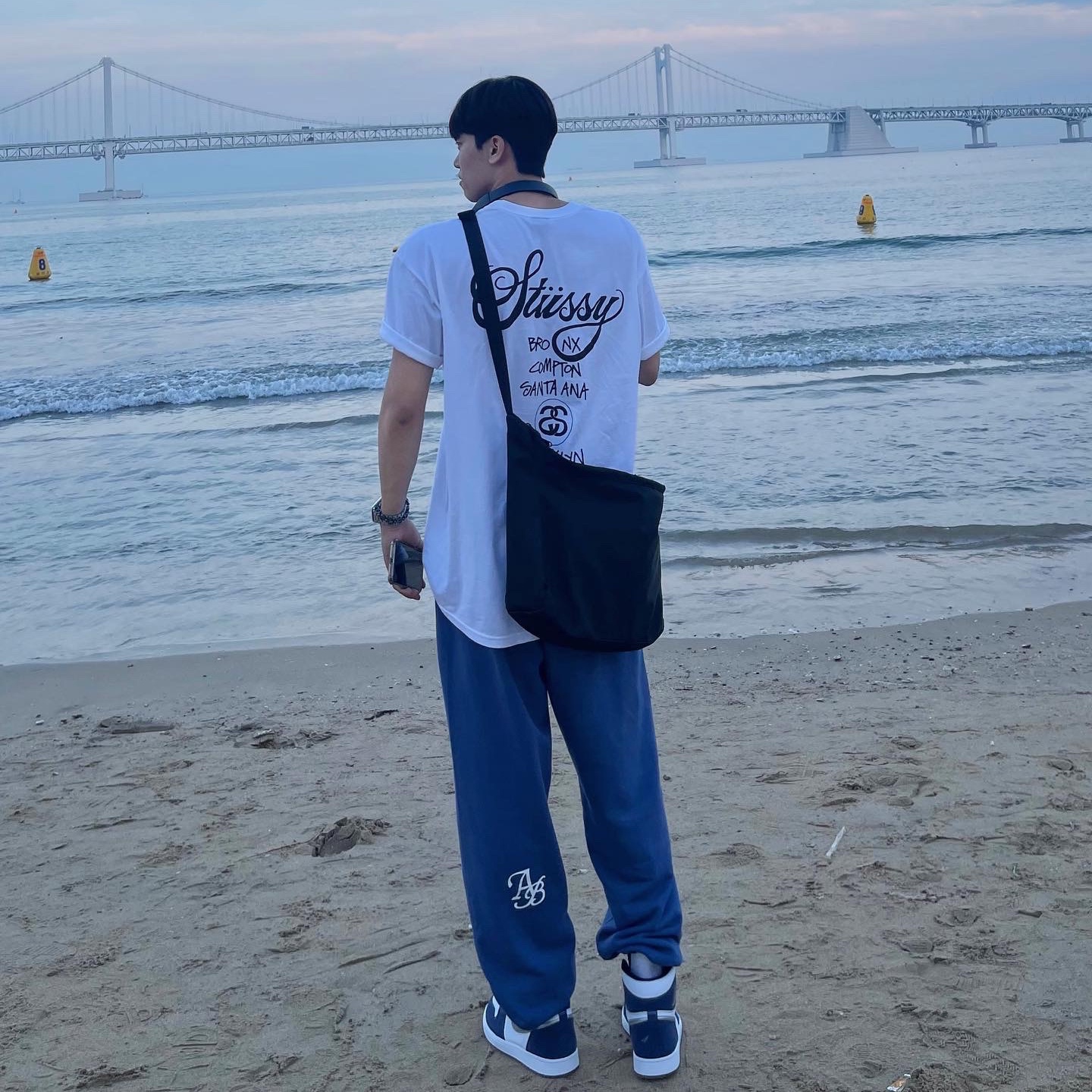 Jordan 1 Retro High OG CO.JP Midnight Navy, Stussy World Tour T-Shirt White 착용 스타일