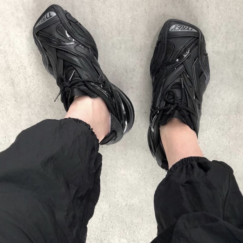 (W) Balenciaga Tyrex Sneakers Black 착용 스타일