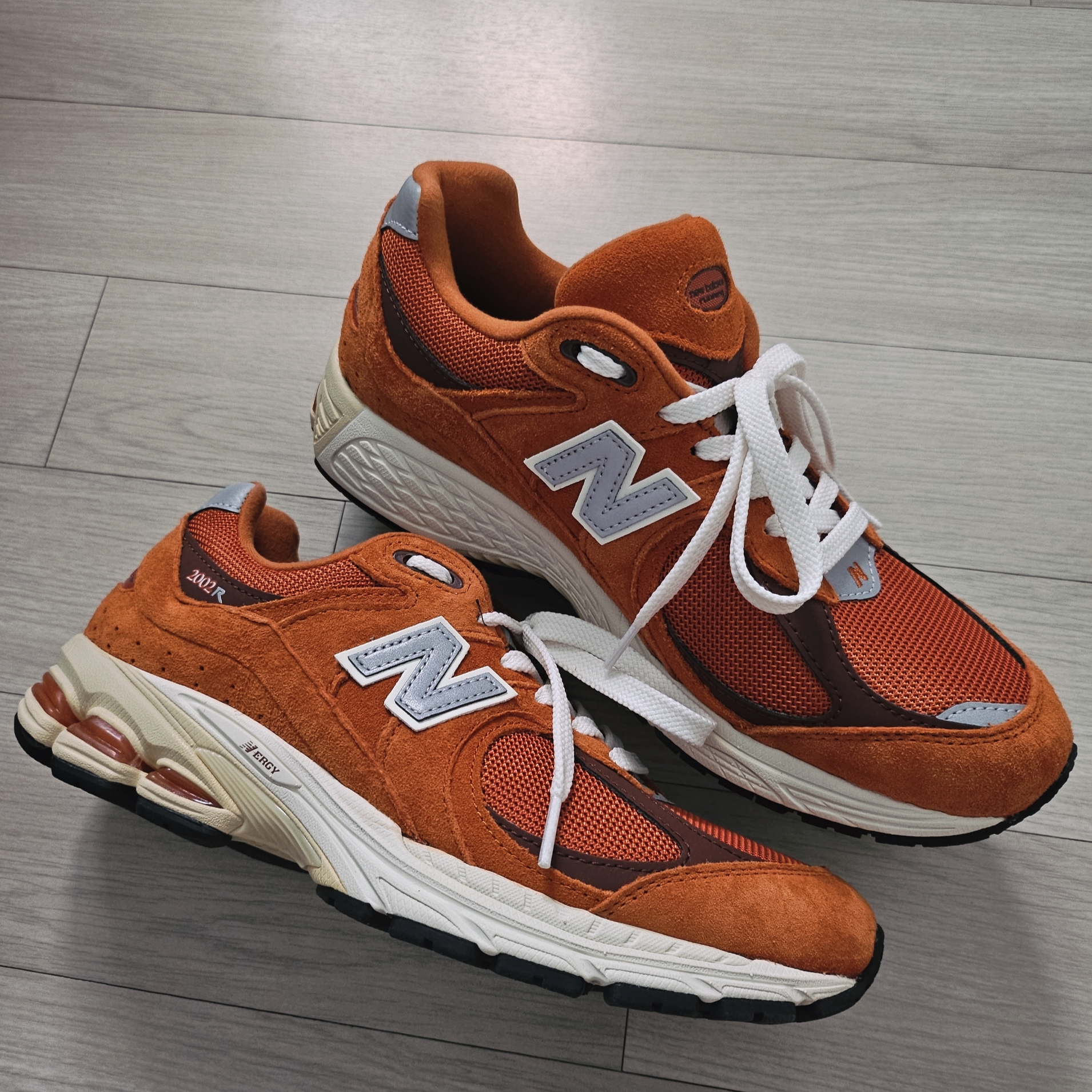 New Balance 2002R Rust Oxide 착용 스타일 - 2