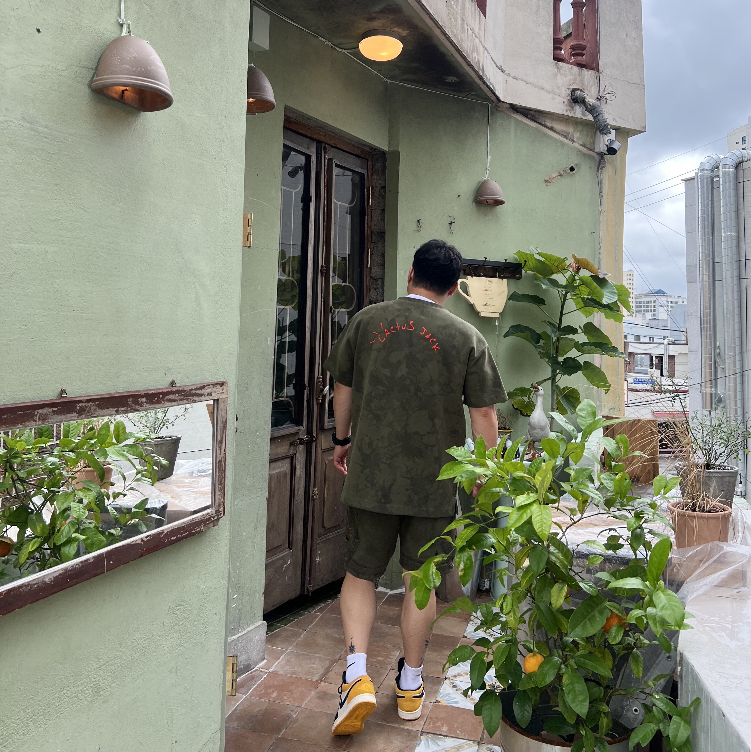 Jordan 1 Low Sail University Gold Black, Jordan x Travis Scott Washed Suede Shorts 착용 스타일