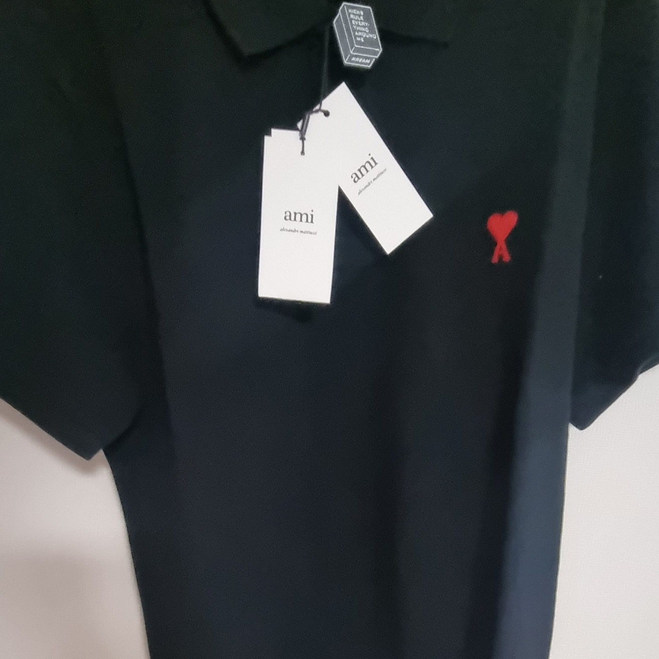 AMI de Coeur Polo Shirt Black 착용 스타일 - 3