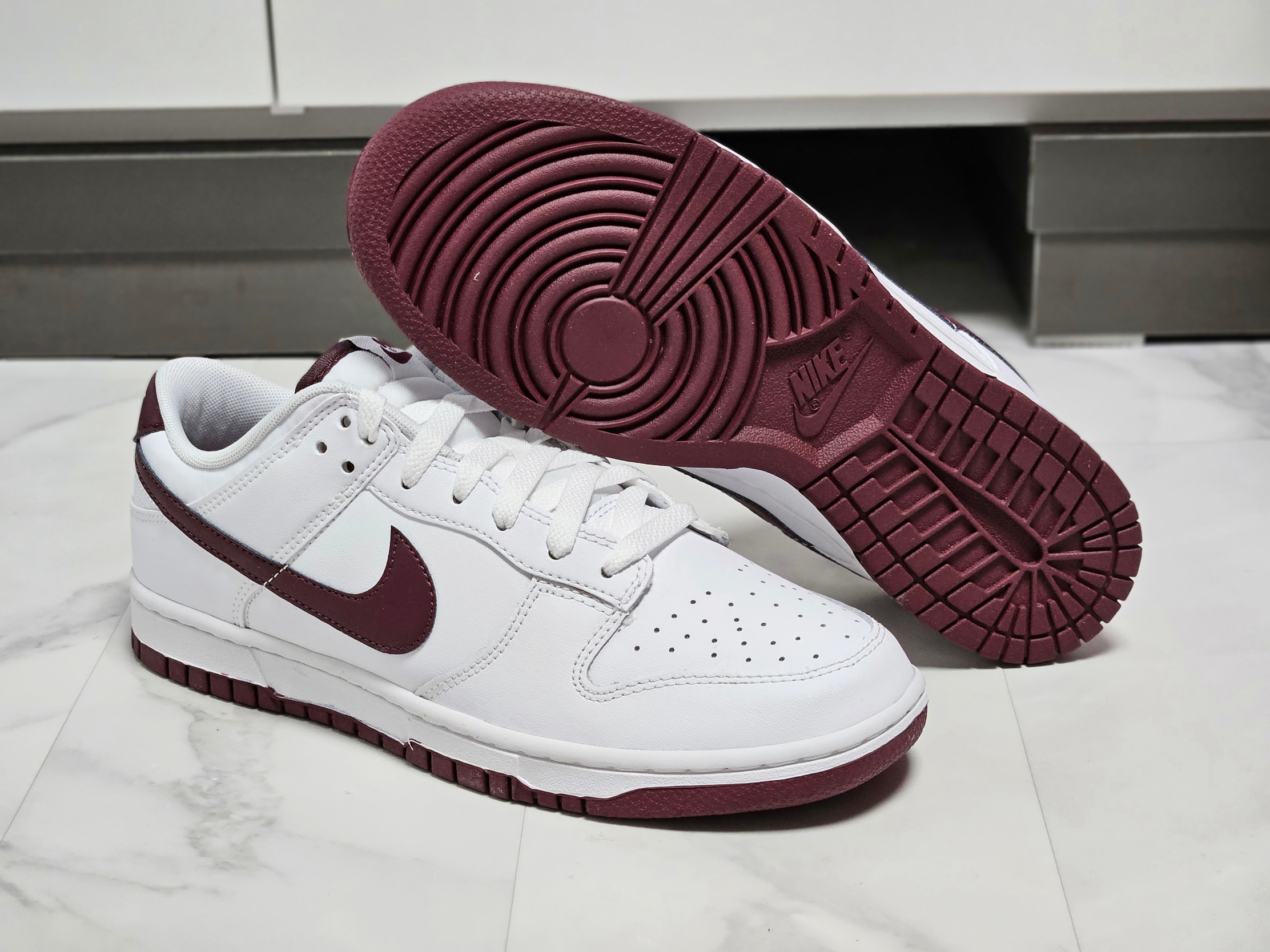 Nike Dunk Low White Night Maroon 착용 스타일 - 4