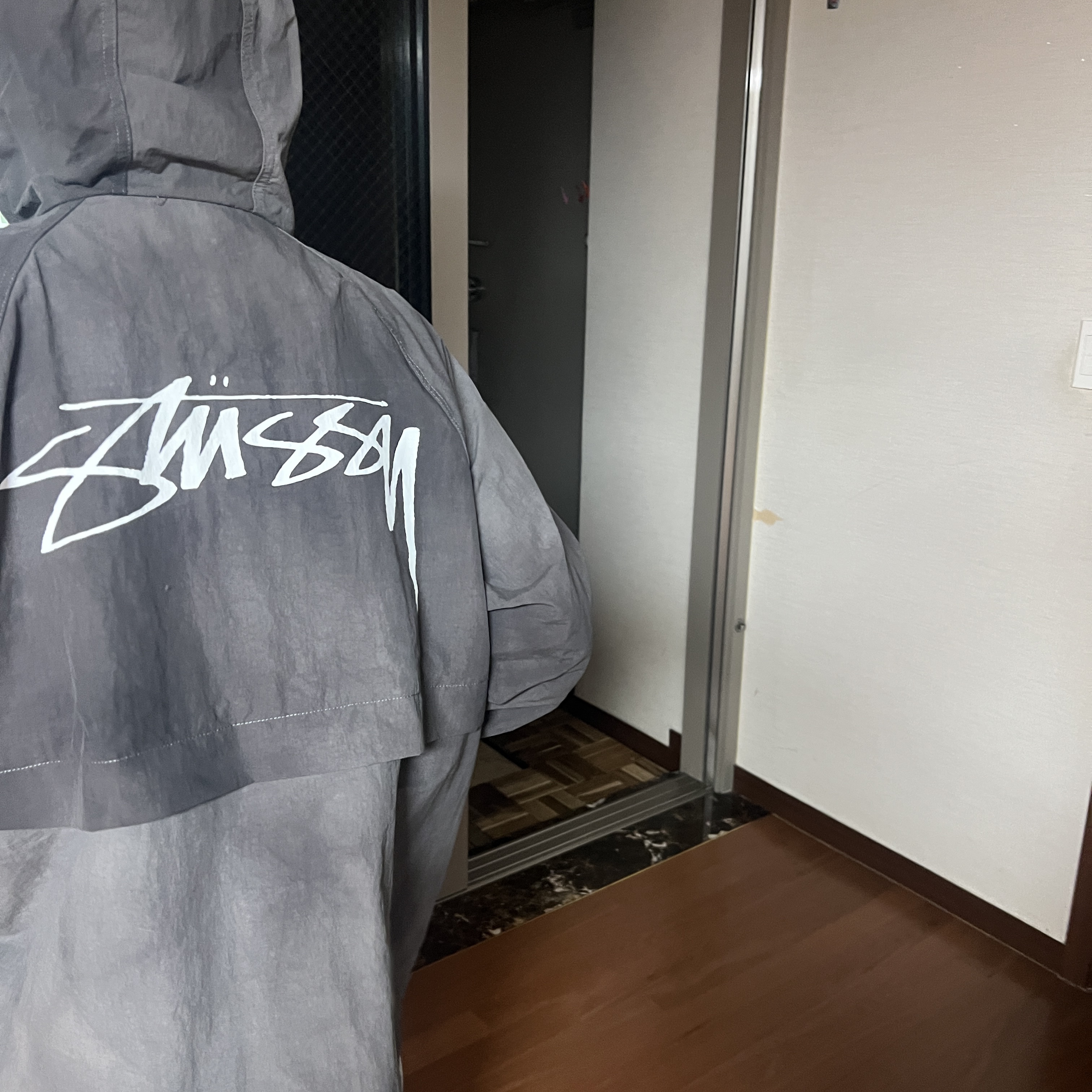 Stussy Wave Dye Beach Shell Jacket Black 착용 스타일 - 3