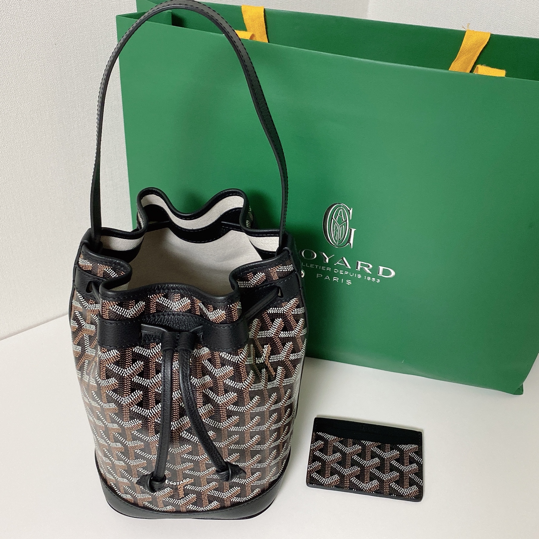 Goyard Petit Flot Bucket Bag Black, Goyard Saint Sulpice Card Holder Navy 착용 스타일