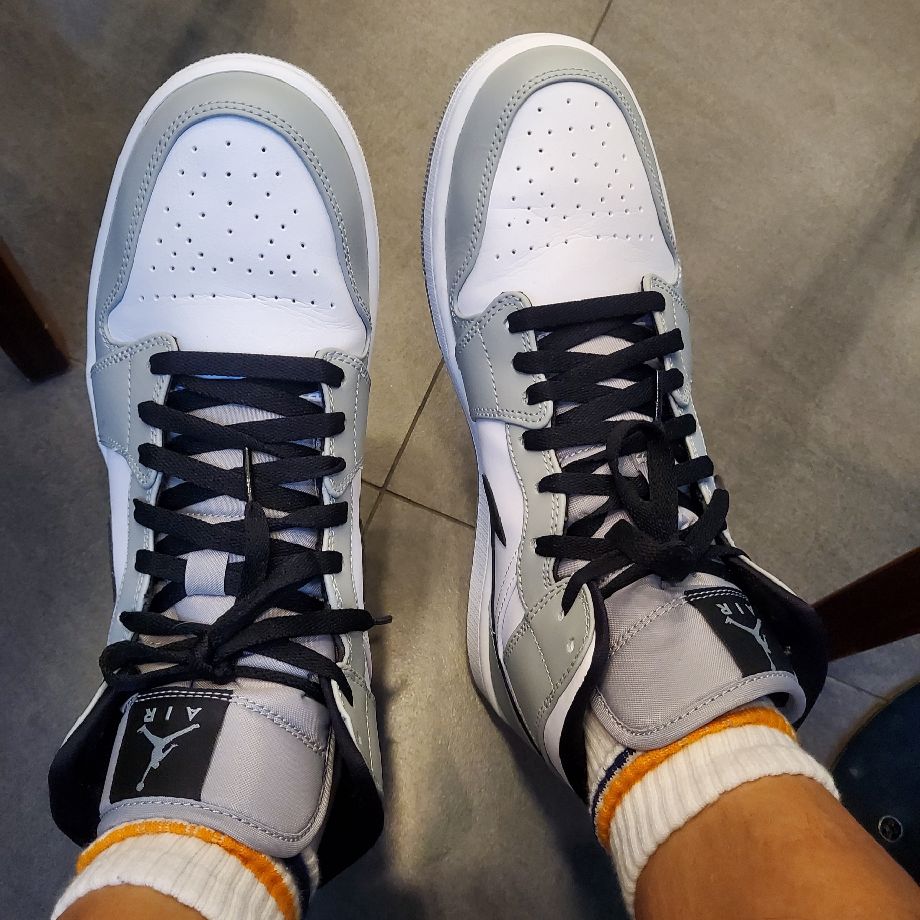 Jordan 1 Mid Light Smoke Grey 착용 스타일 - 1