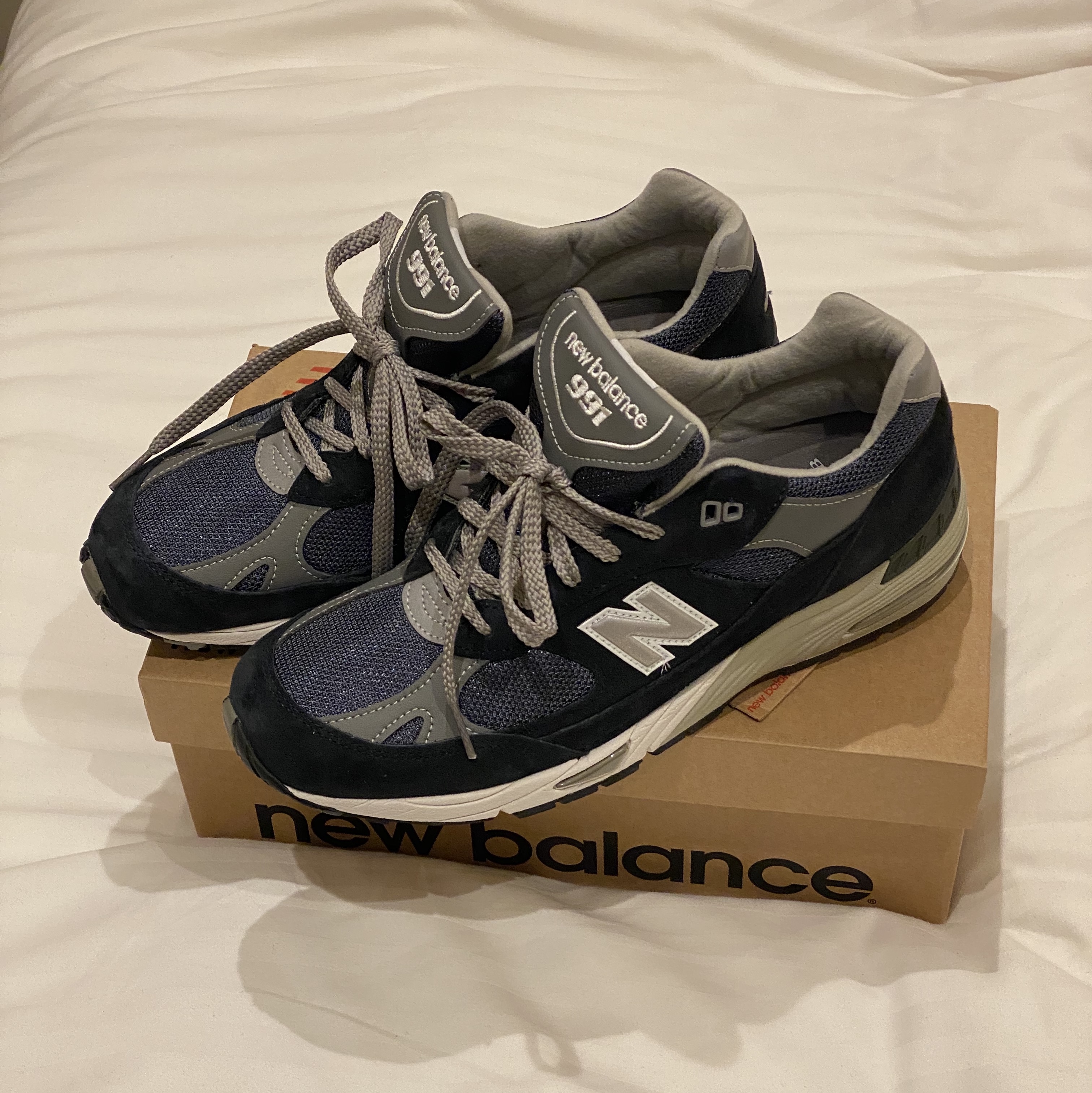 New Balance 991 Made in UK Navy, New Balance 990v4 Made in USA Grey Silver 착용 스타일 - 3