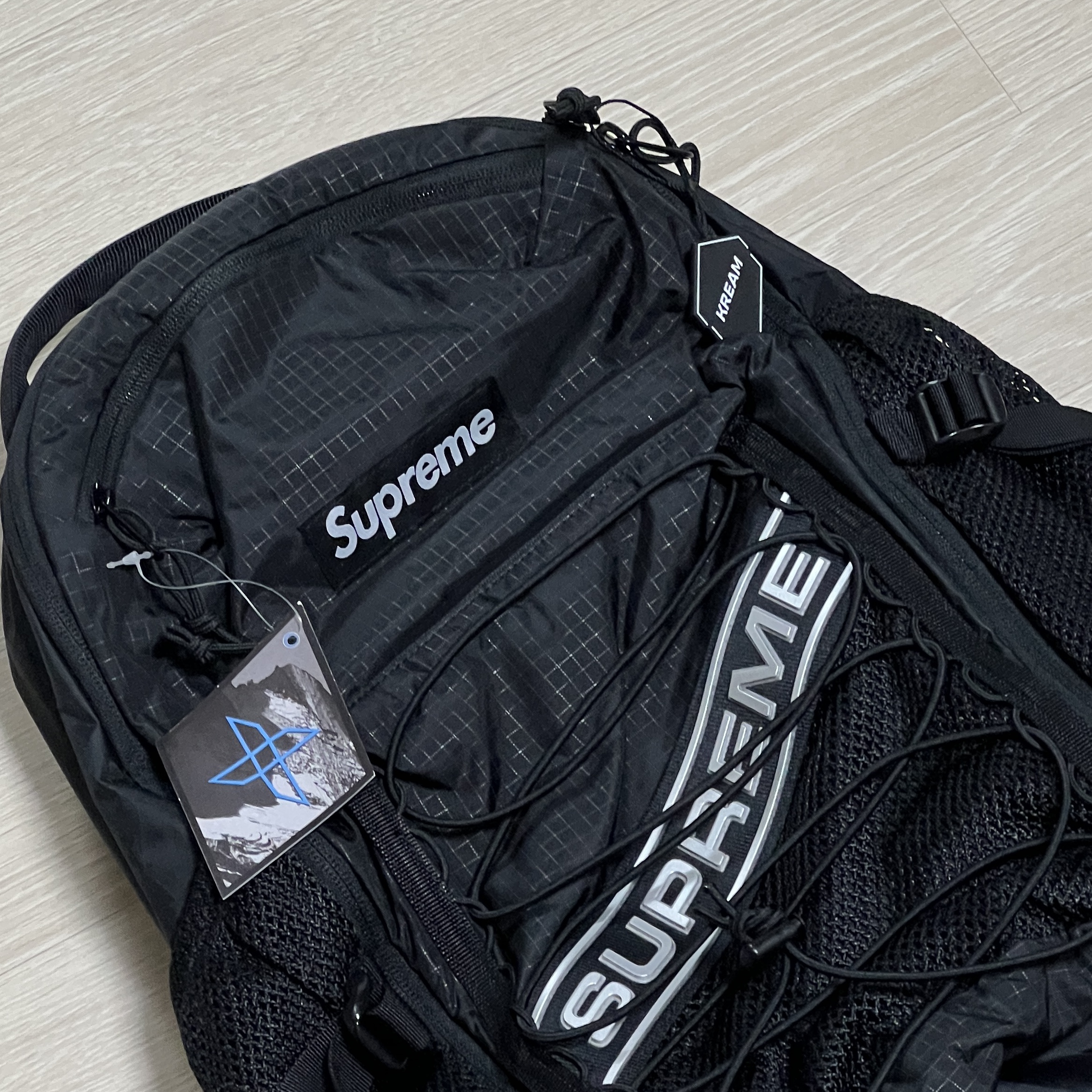 Supreme Backpack Black - 23FW 착용 스타일