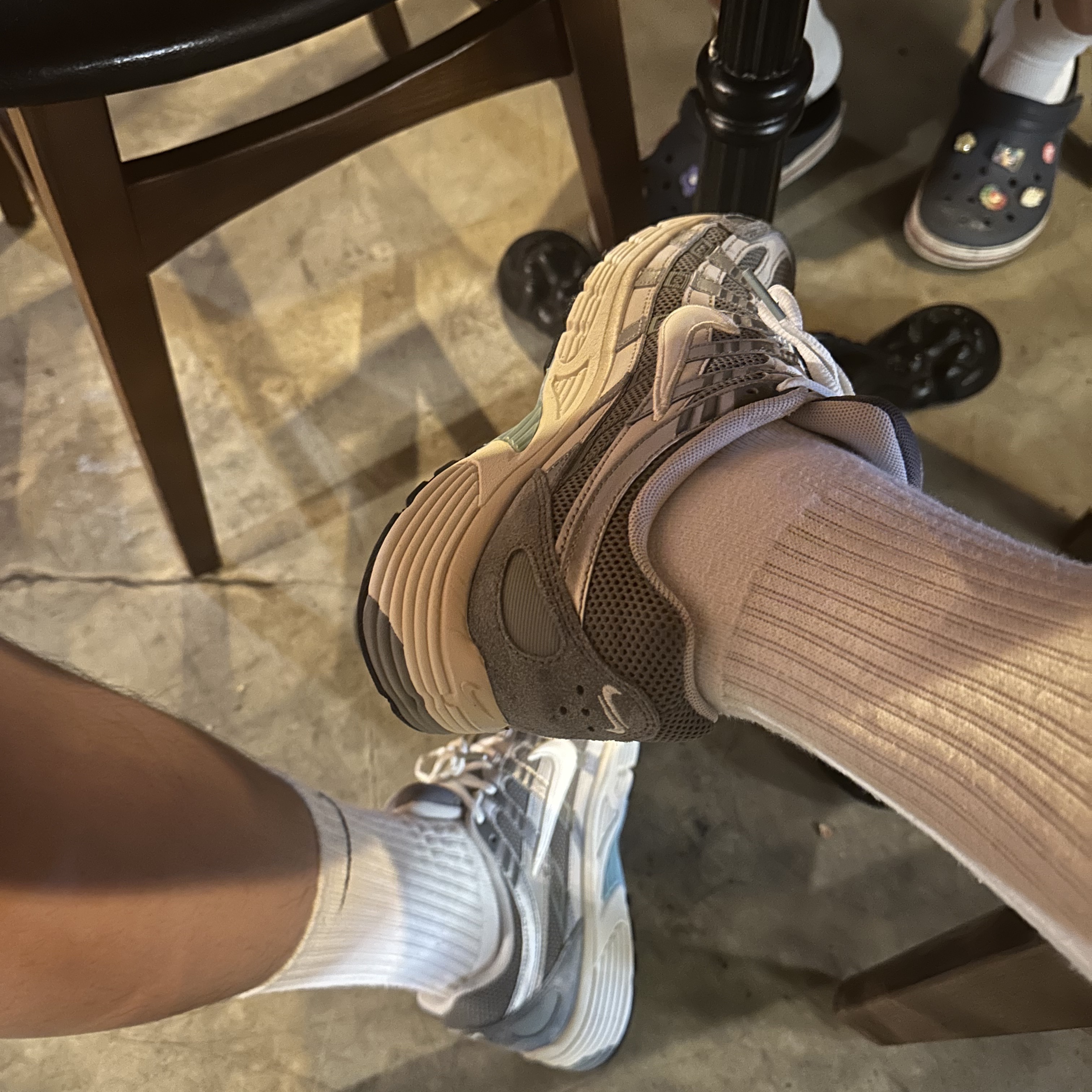 Nike P-6000 Flat Pewter Light Iron Ore 착용 스타일